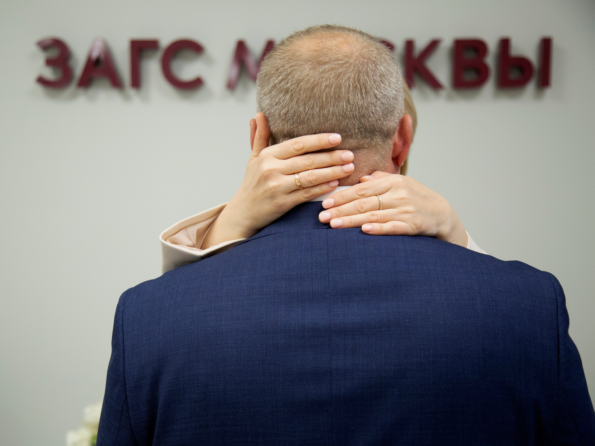 Свадебная фотосессия в Шипиловском ЗАГСе в Москве Олега и Елены. Фотосессия в студии в Москве от профессионального фотографа услуги по доступным ценам