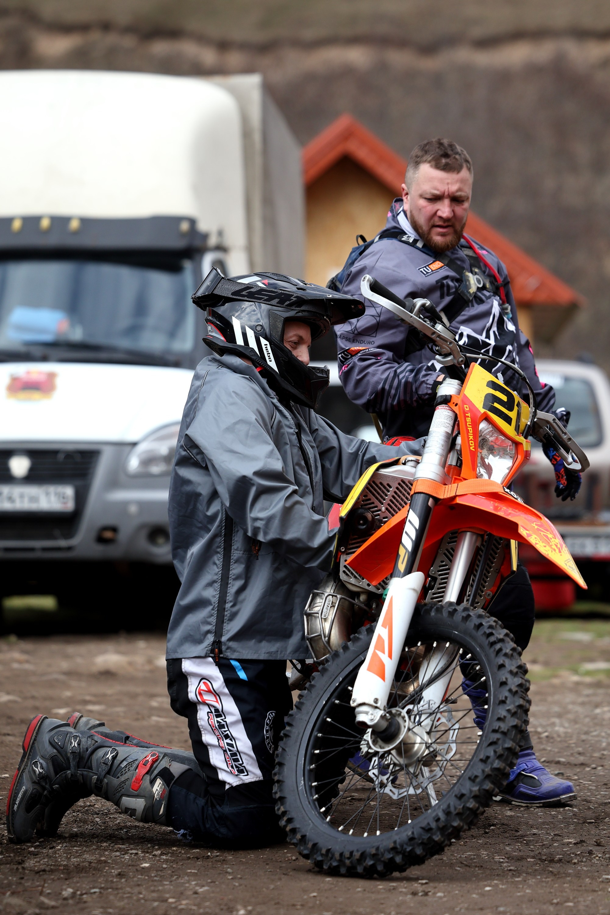 Репортажная фотосъемка выезда на эндуро мотоциклах в Кисловодск с НашиТуры. Подготовка мотоциклов