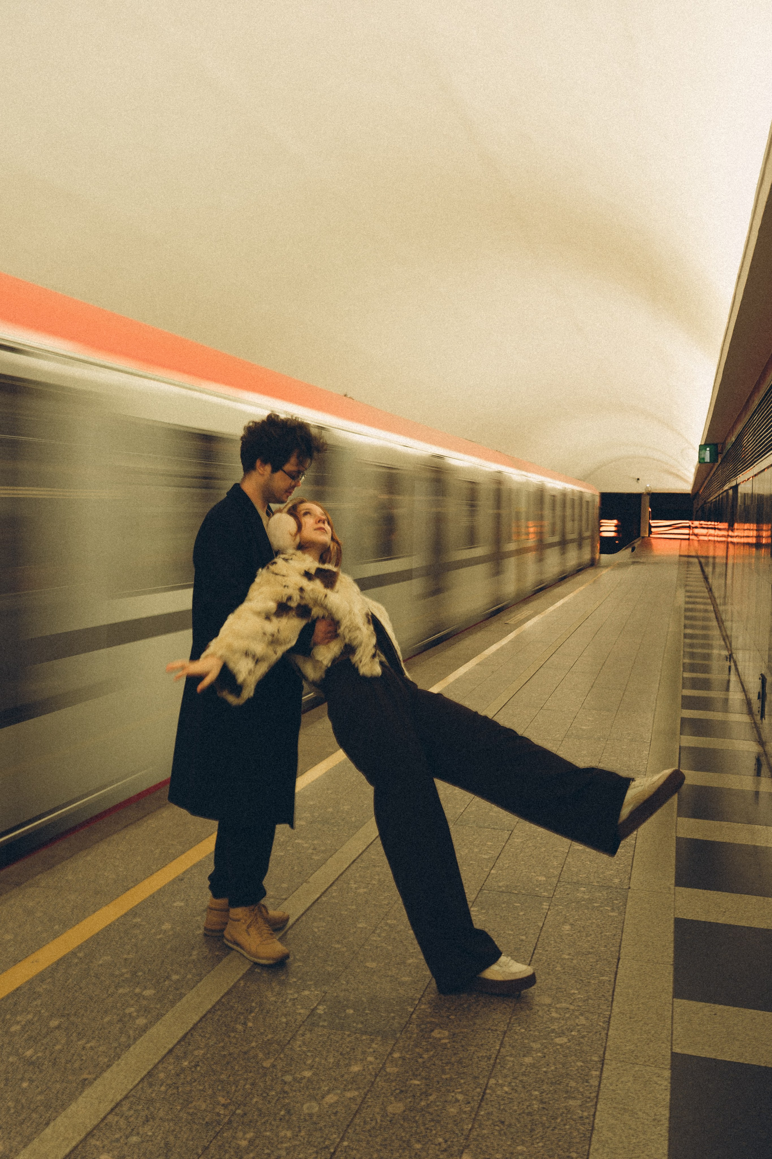НОВОГОДНЯЯ ФОТОСЕСИИЯ ПАРЫ В МЕТРО ЛЮБОВЬ. Профессиональный фотограф, Санкт-Петербург — Виктория Богомолова