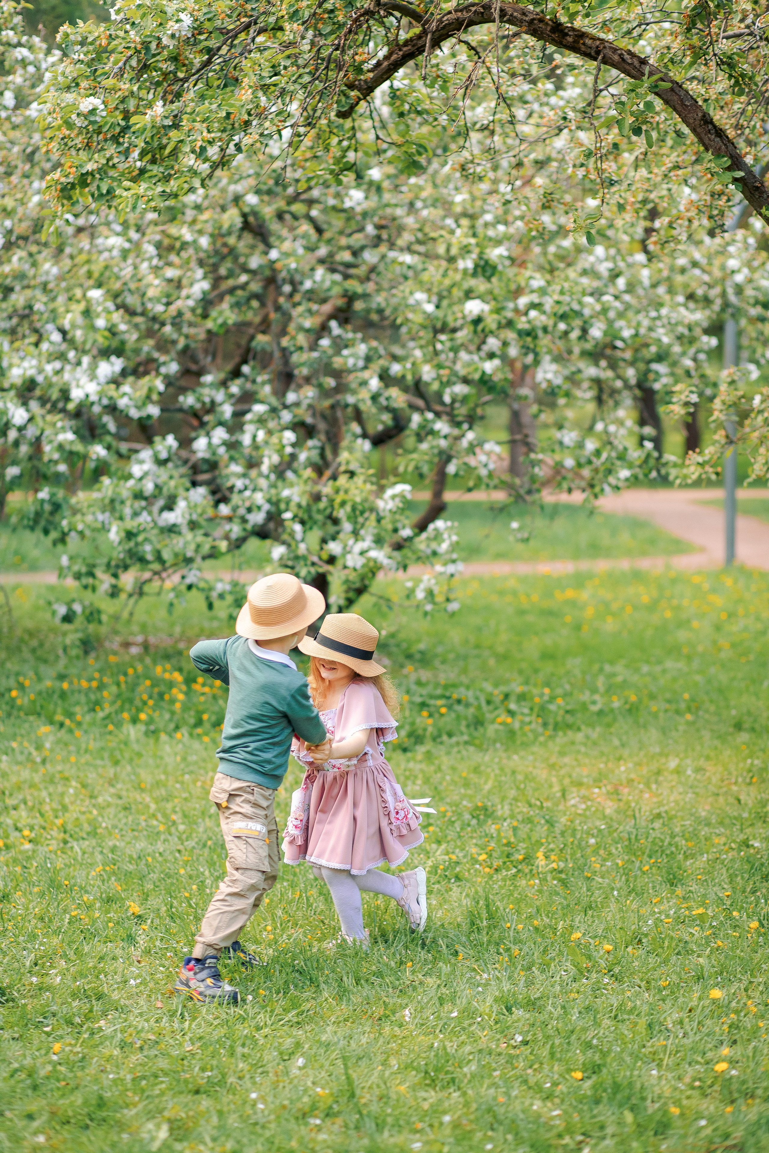 Семейная фотосессия в белых яблонях. Фотограф в Санкт-Петербурге, Анна Скворцова