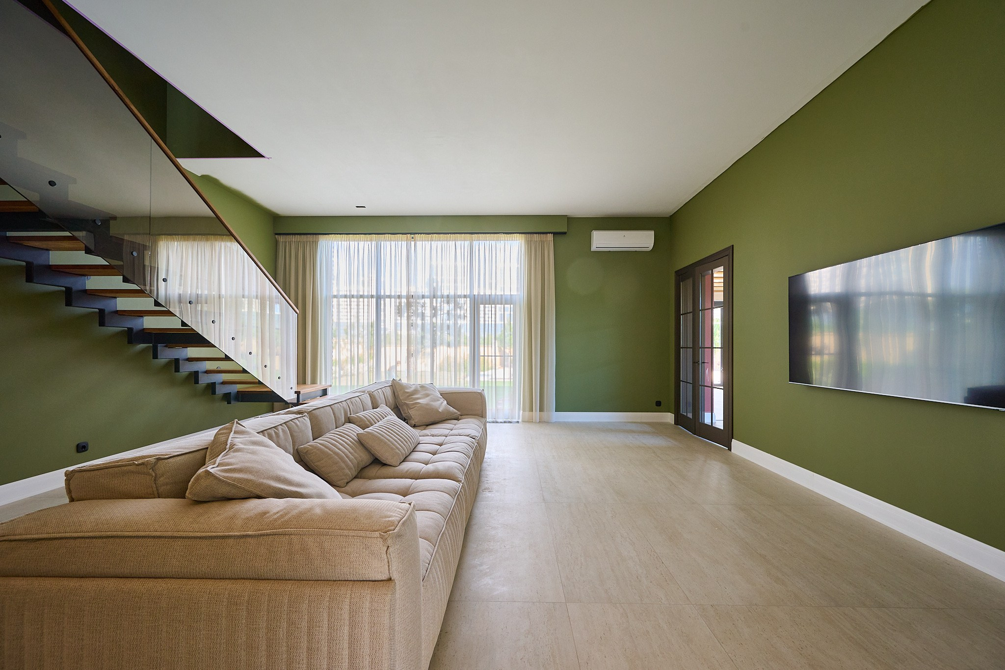 телевизор белый диван шторы панорамные окна ступеньки кондиционер  