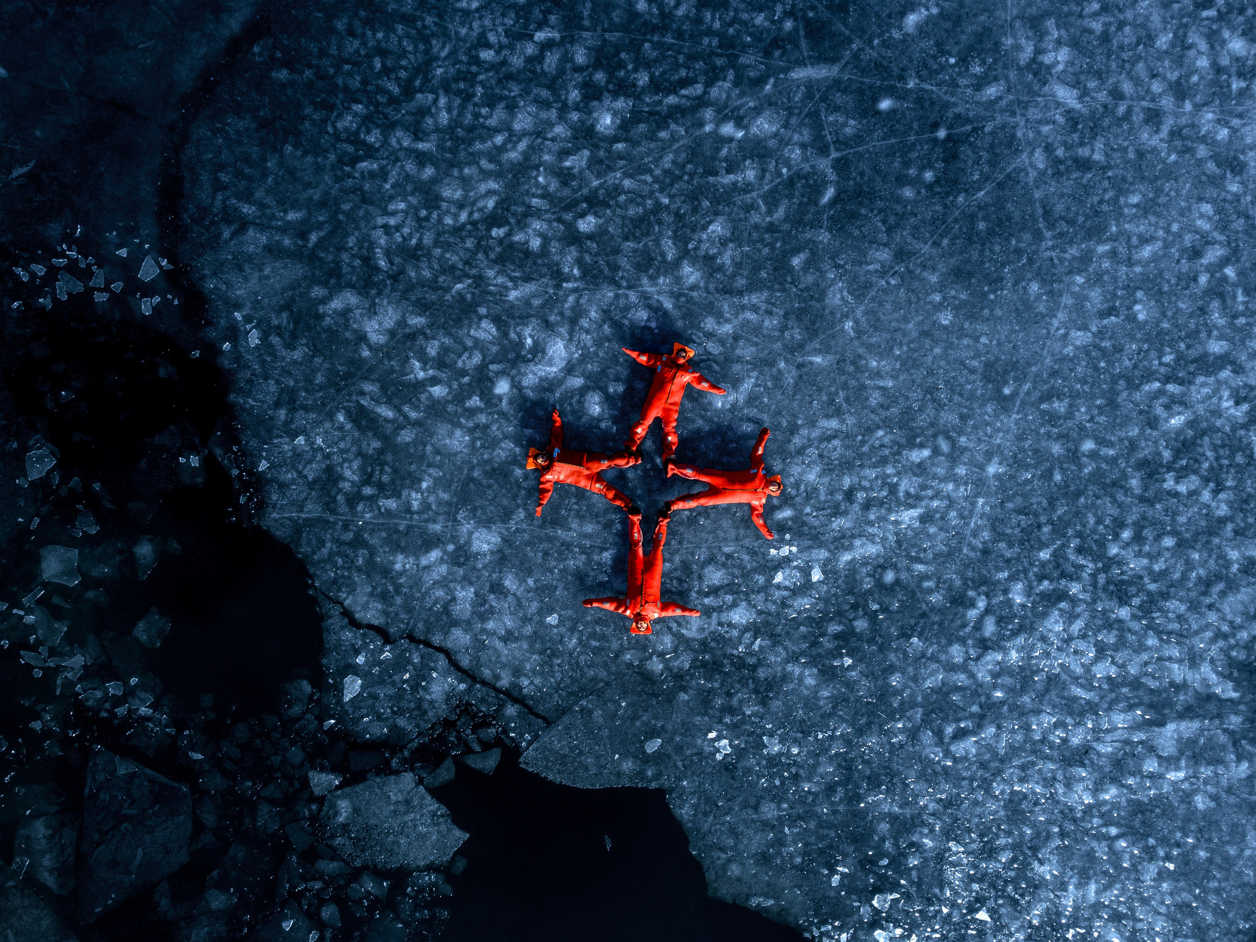 Люди купаются среди льдин, в спасательных оранжевых термо костюмах, айс флоатинг Ярославль