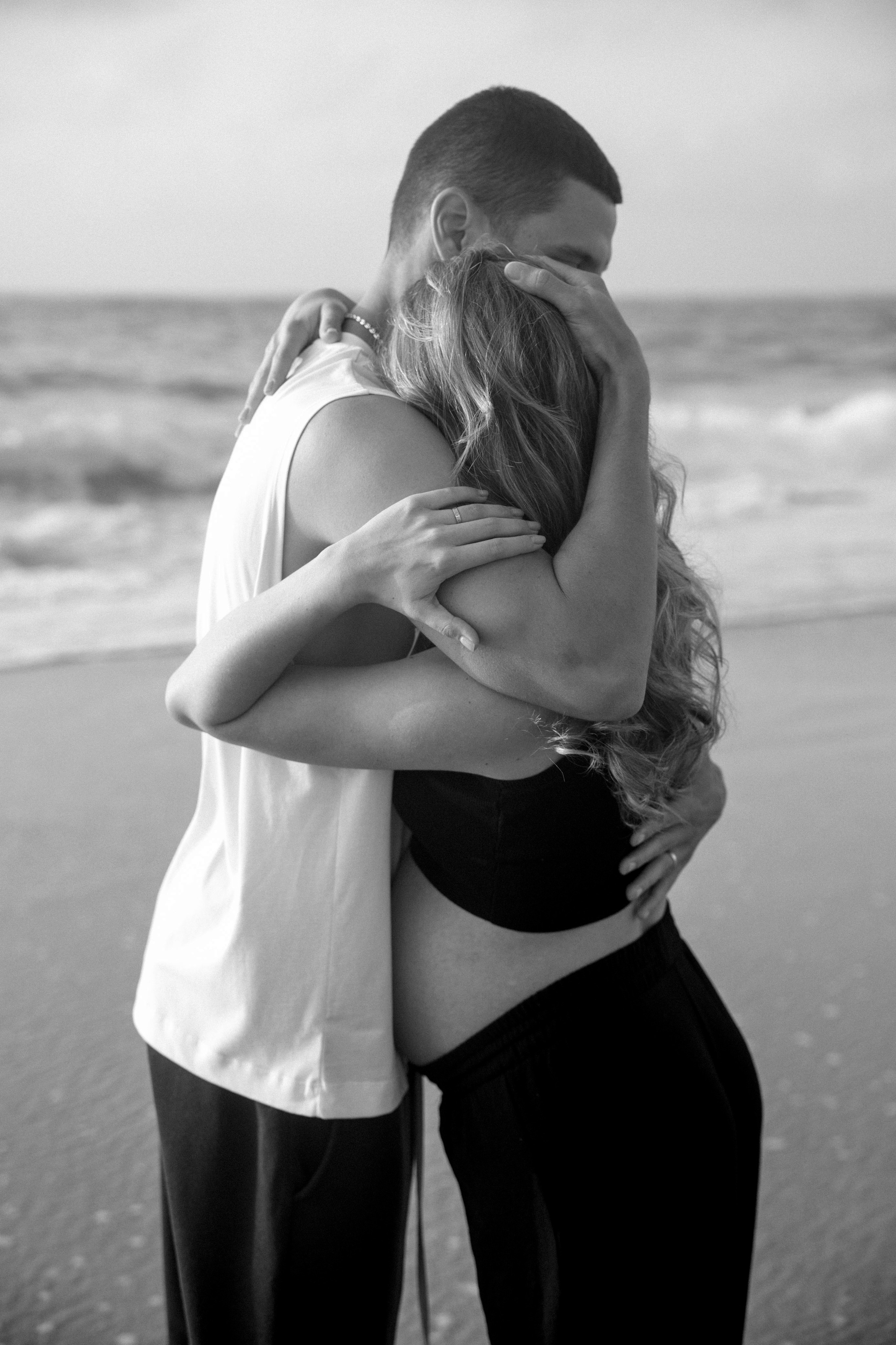 Pregnancy photoshoot near the sea (cloudy weather). Главная
