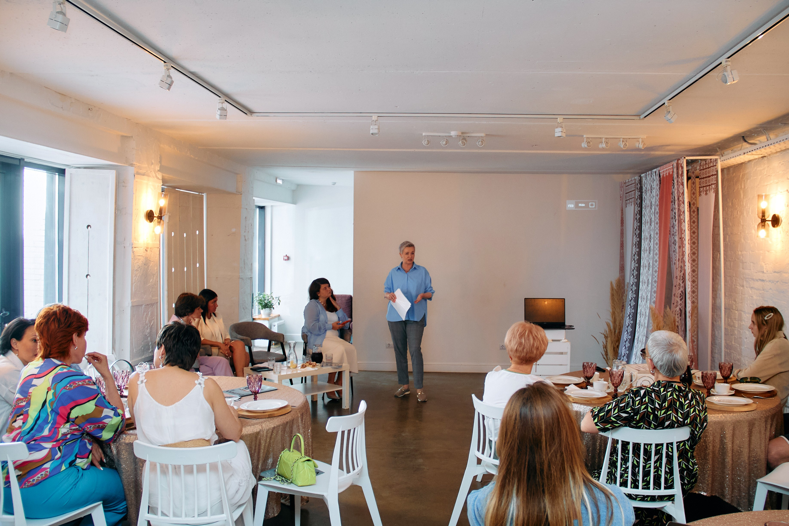 Деловой разговор «Перспективы инвестиций в 2024 году». Фотограф в Смоленске Ася Польшина