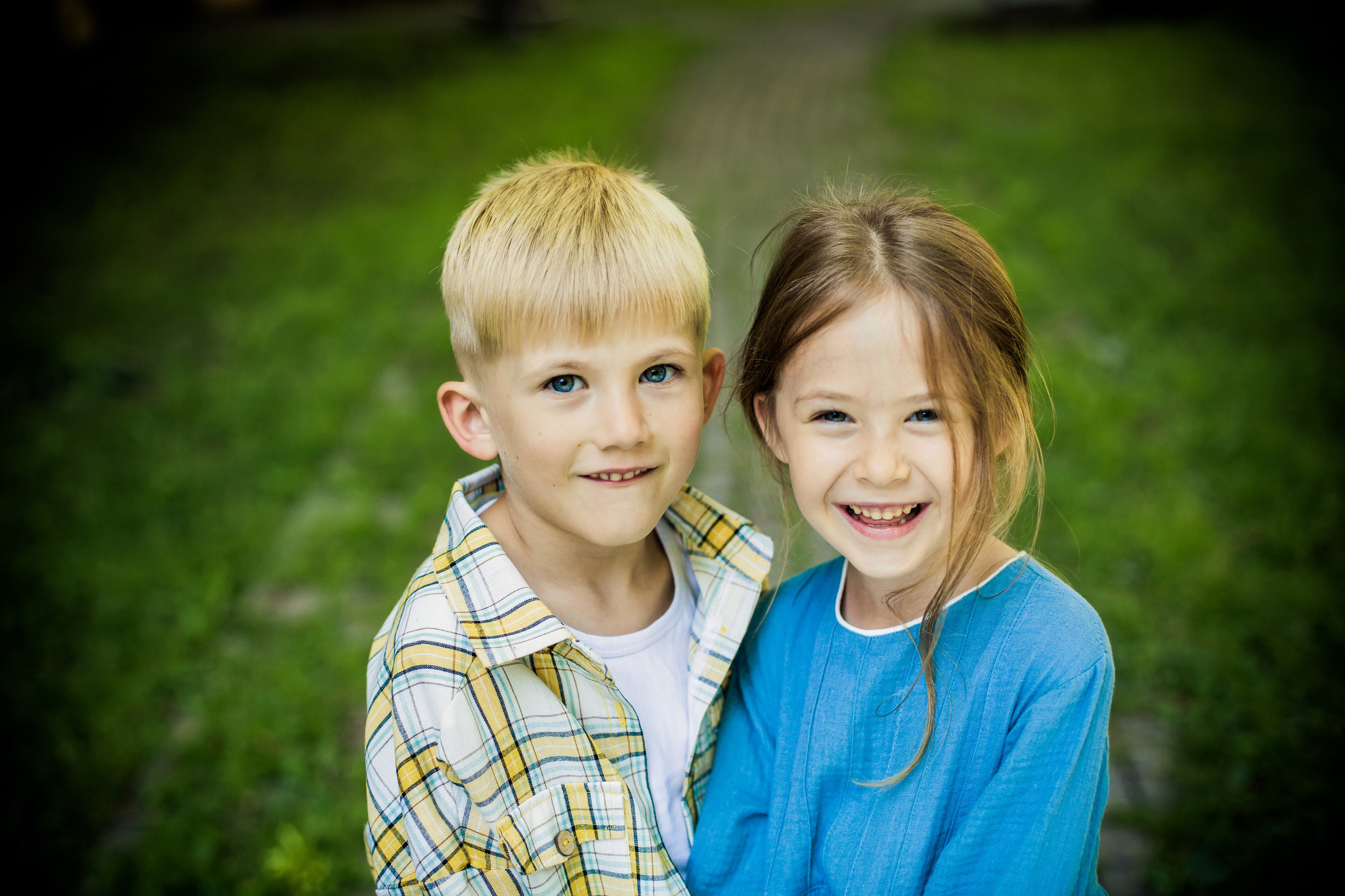 Фотосессия маленьких друзей: мальчика и девочки. Детский, свадебный и семейный фотограф Юлия Курбатова, Санкт-Петербург