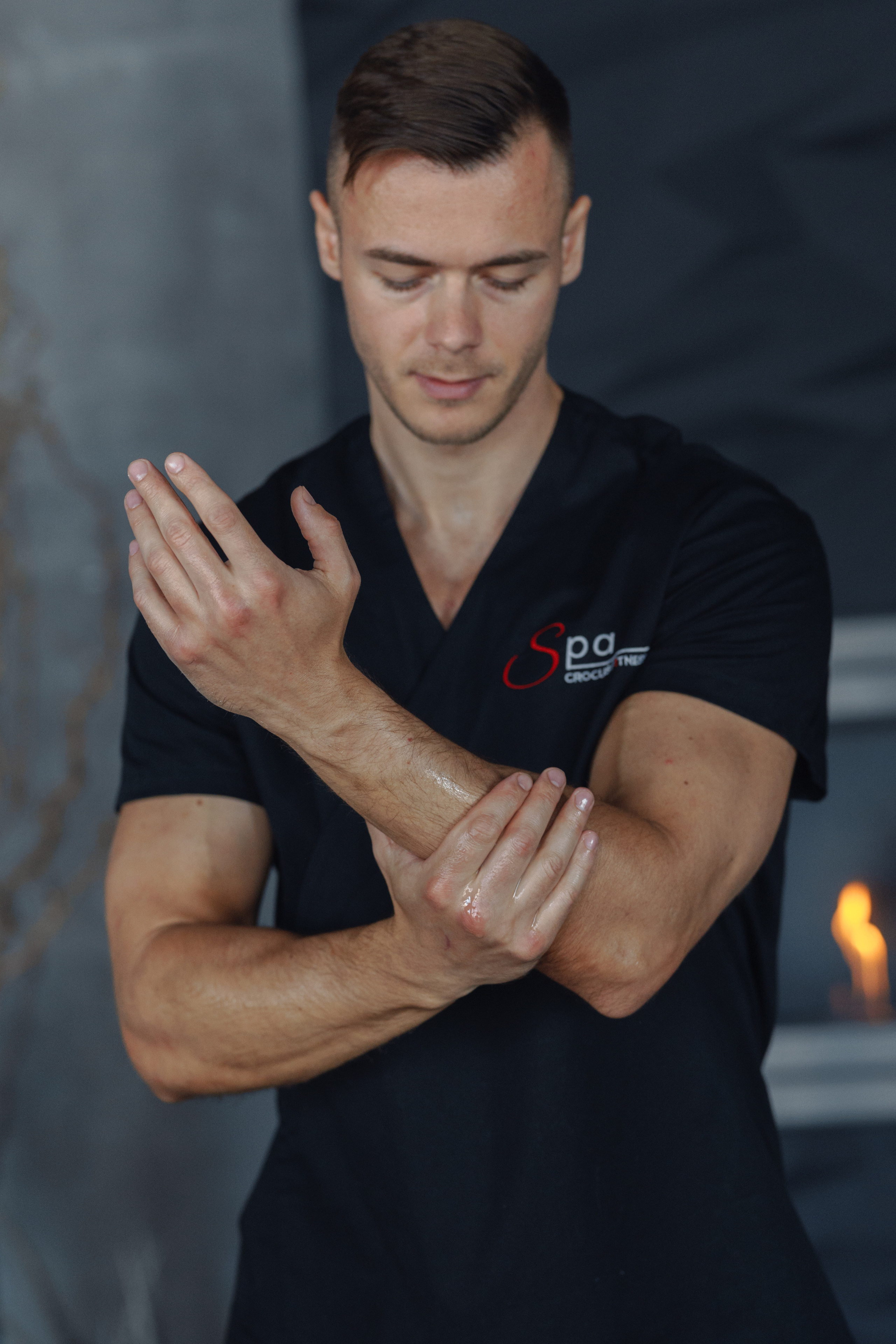 Денис — массажист. Фотограф Нинель Гюрсой, г. Москва