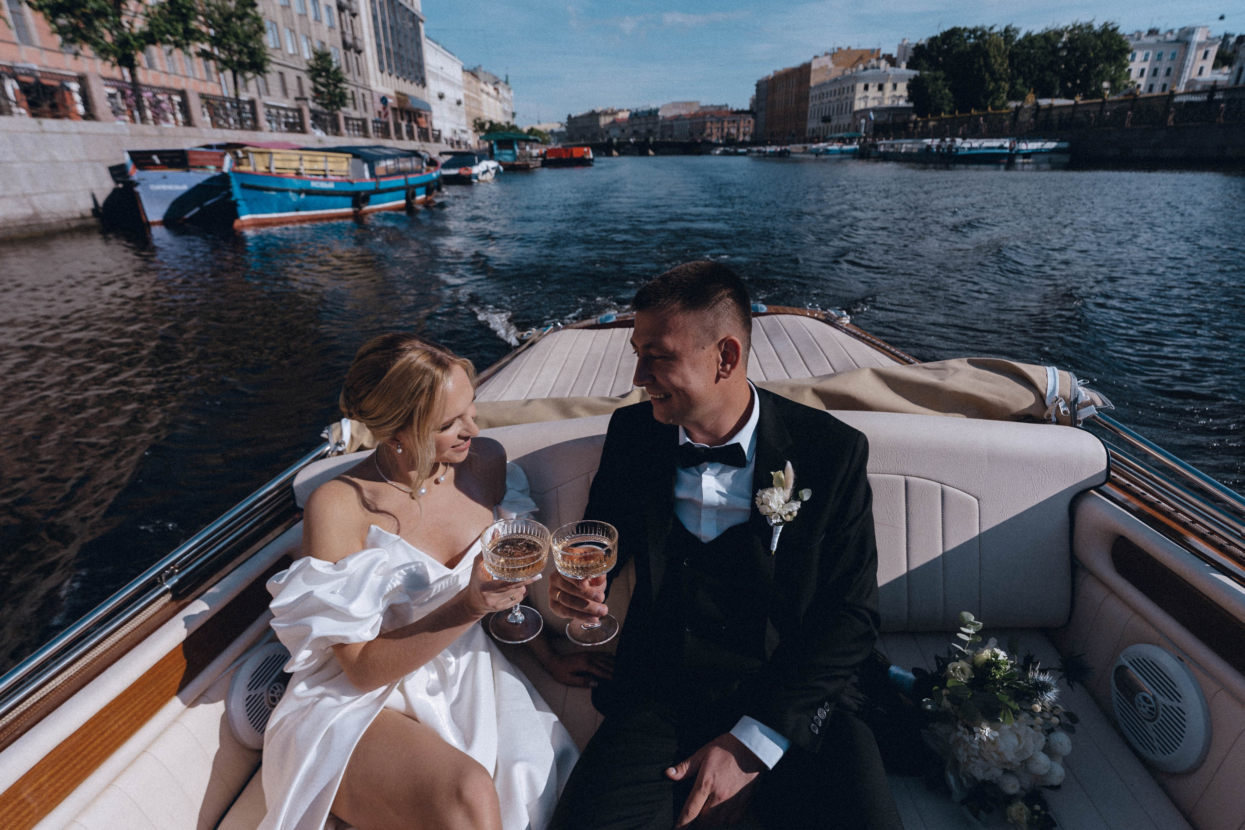 СВАДЕНБНАЯ СЬЕМКА НА КАТЕРЕ ПО КАНАЛАМ САНКТ-ПЕТЕРБУРГА И В АКВАТОРИИ НЕВЫ. Профессиональный фотограф, Санкт-Петербург — Виктория Богомолова