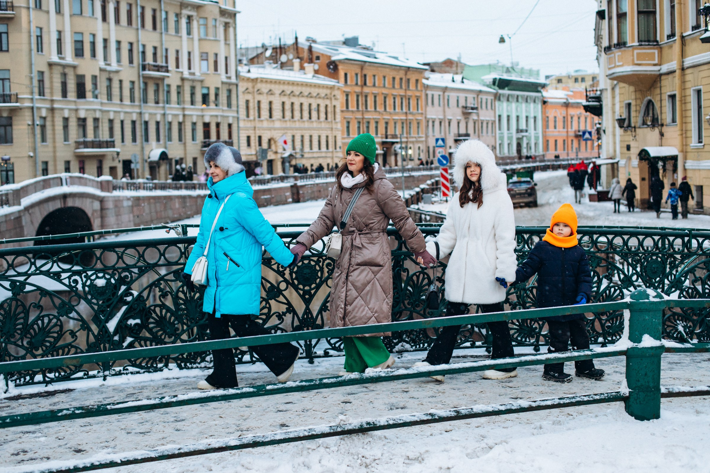 Надежда с семьей в декабре. Фотопрогулка в Петербурге. Индивидуальный и семейный фотограф в Санкт-Петербурге