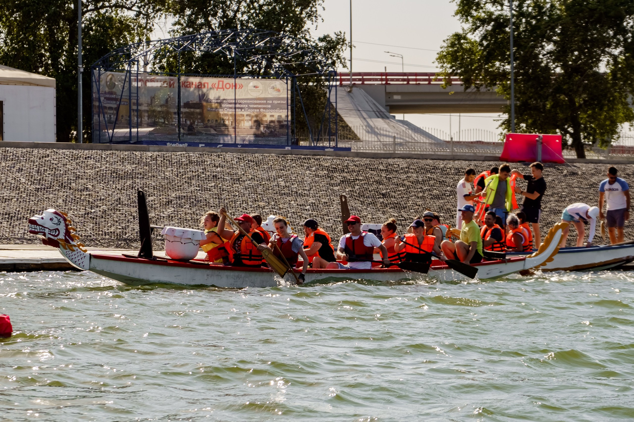 Соревнования на лодках-драконах. Студия событий ДЕЙЗИ. Организация мероприятий. Свадебное агентство в Ростове-на-Дону. Свадебный организатор. Организация свадьбы под ключ