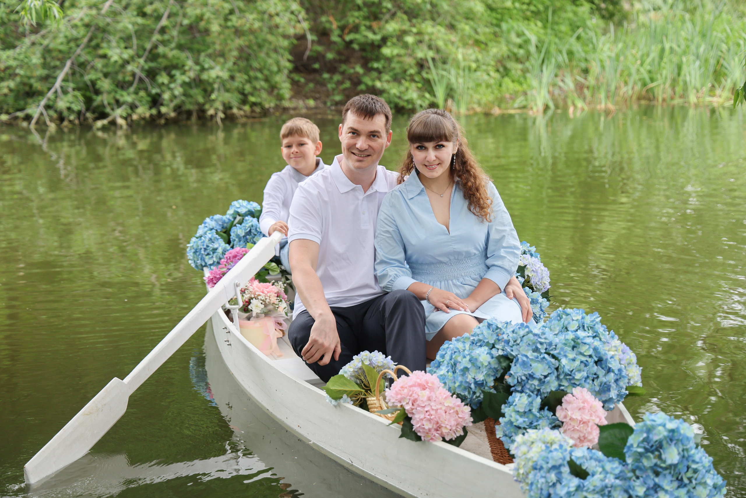 Фотосессия в лодке, лодка, озеро, платье, книга, шляпа, зонт, перчатки, весла, лето. Свадебный, семейный, женский и детский фотограф из Екатеринбурга