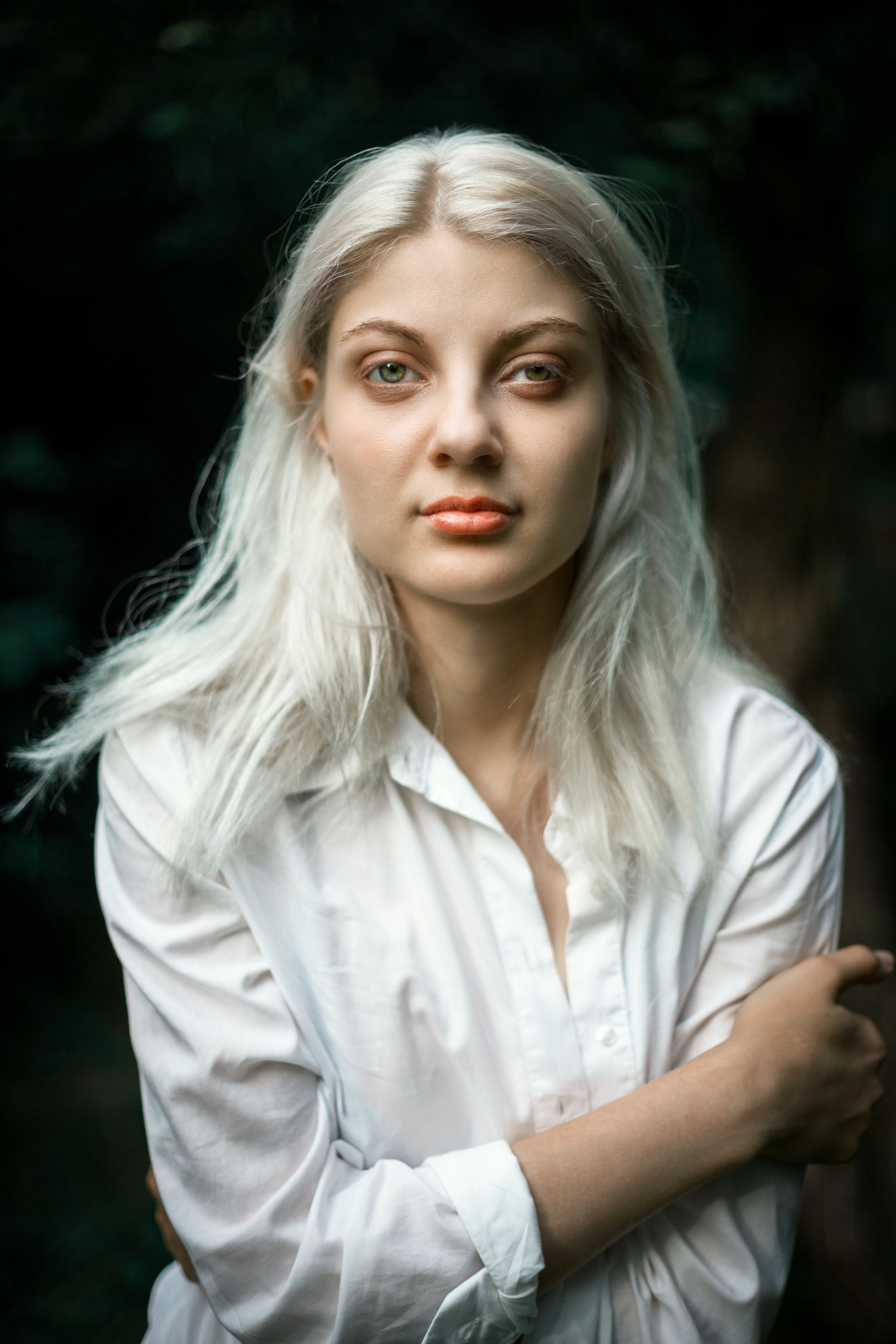 Откройте для себя магию "Белоснежной гармонии" в этом фотоальбоме, где девушка с белоснежными волосами предстаёт в утончённых образах на природе. Наслаждайтесь кадрами, где она лежит на дереве у озера и на траве, с элегантной рубашкой, добавляющей загадочности и эстетики. Девушка, молодая девушка, Блондинка, Фотосеесия, Подросток, Крашенные волосы, Озеро, Рубашка, Позировка, Потрет, Полуголая, Полуголая девушка, Девушка в белье, Дерево, Озеро, Красотка, Ноги, Трава, Ню,