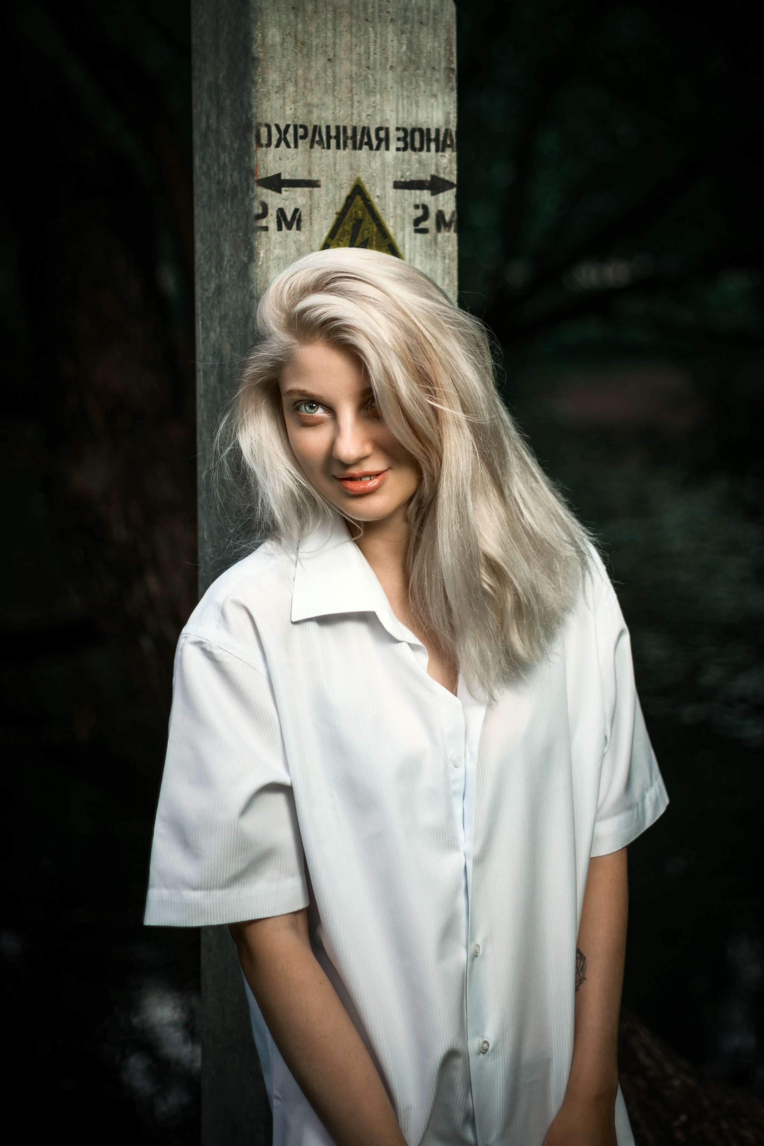 Откройте для себя магию "Белоснежной гармонии" в этом фотоальбоме, где девушка с белоснежными волосами предстаёт в утончённых образах на природе. Наслаждайтесь кадрами, где она лежит на дереве у озера и на траве, с элегантной рубашкой, добавляющей загадочности и эстетики. Девушка, молодая девушка, Блондинка, Фотосеесия, Подросток, Крашенные волосы, Озеро, Рубашка, Позировка, Потрет, Полуголая, Полуголая девушка, Девушка в белье, Дерево, Озеро, Красотка, Ноги, Трава, Ню,