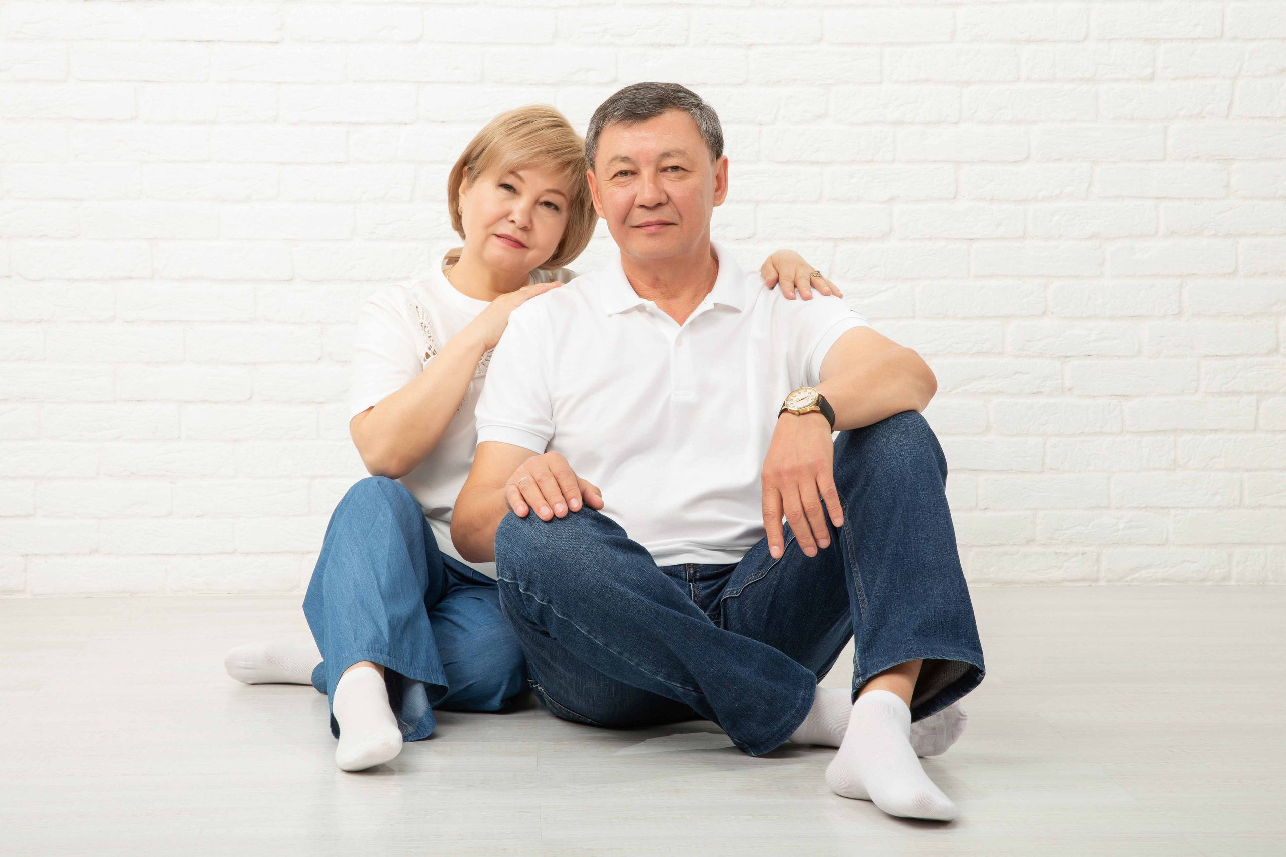 Фотосессия большой семьи в фотостудии. Совет с семьей. Фотостудия Алматы. Семейная и детская фотостудия Family studio.Фотограф Алматы