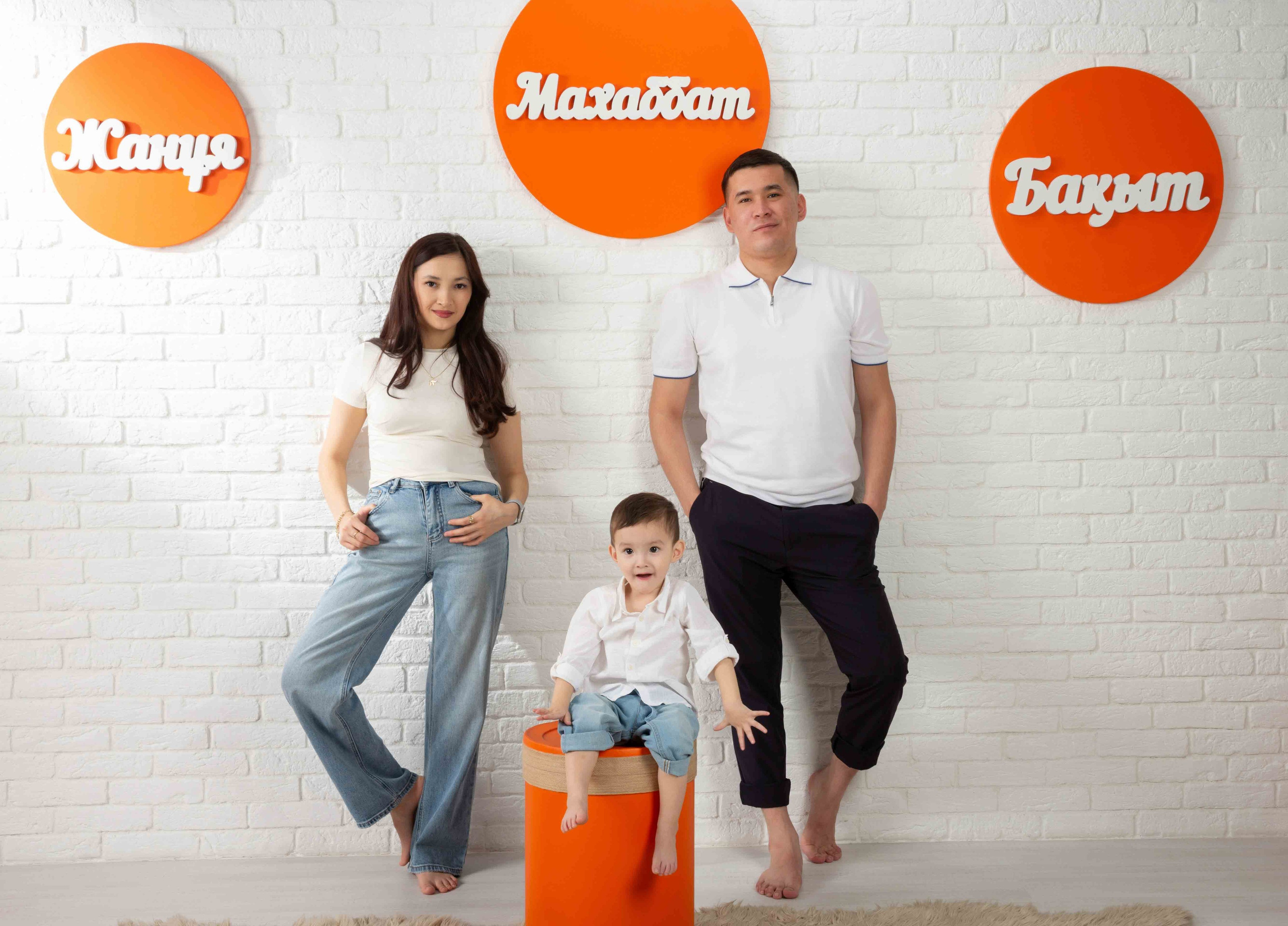 Фотосессия семейная. Фотостудия Алматы. Семейная и детская фотостудия Family studio.Фотограф Алматы