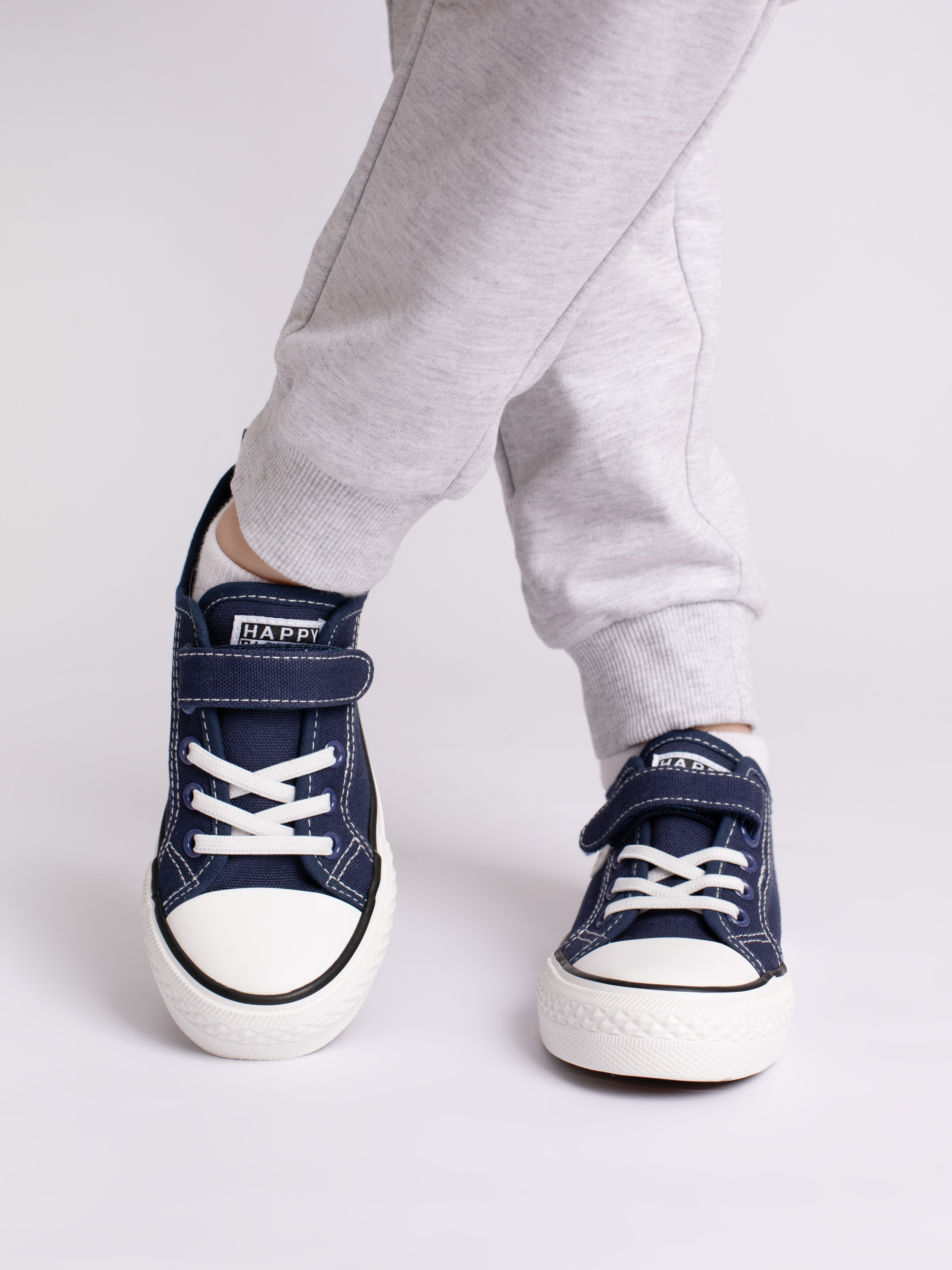 Детские кеды. Фотостудия предметной и модельной съёмки для маркетплейсов