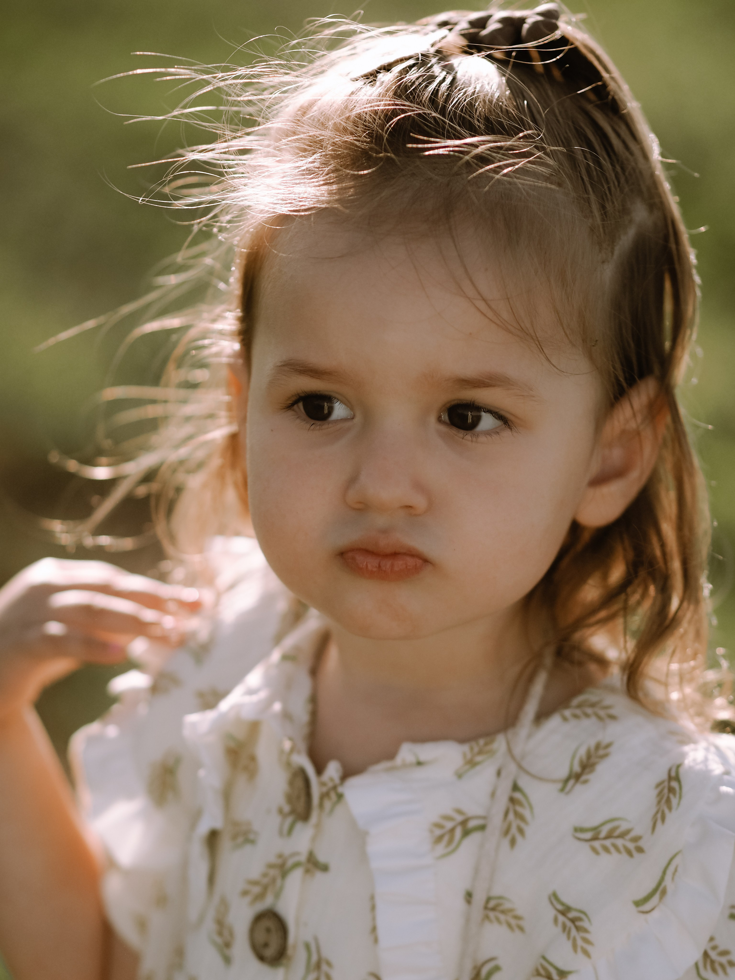 Гоняться по полю на тачке с мамой и папой. Обижаться. Смеяться. Фотограф Рязань. Семейный Свадебный фотограф