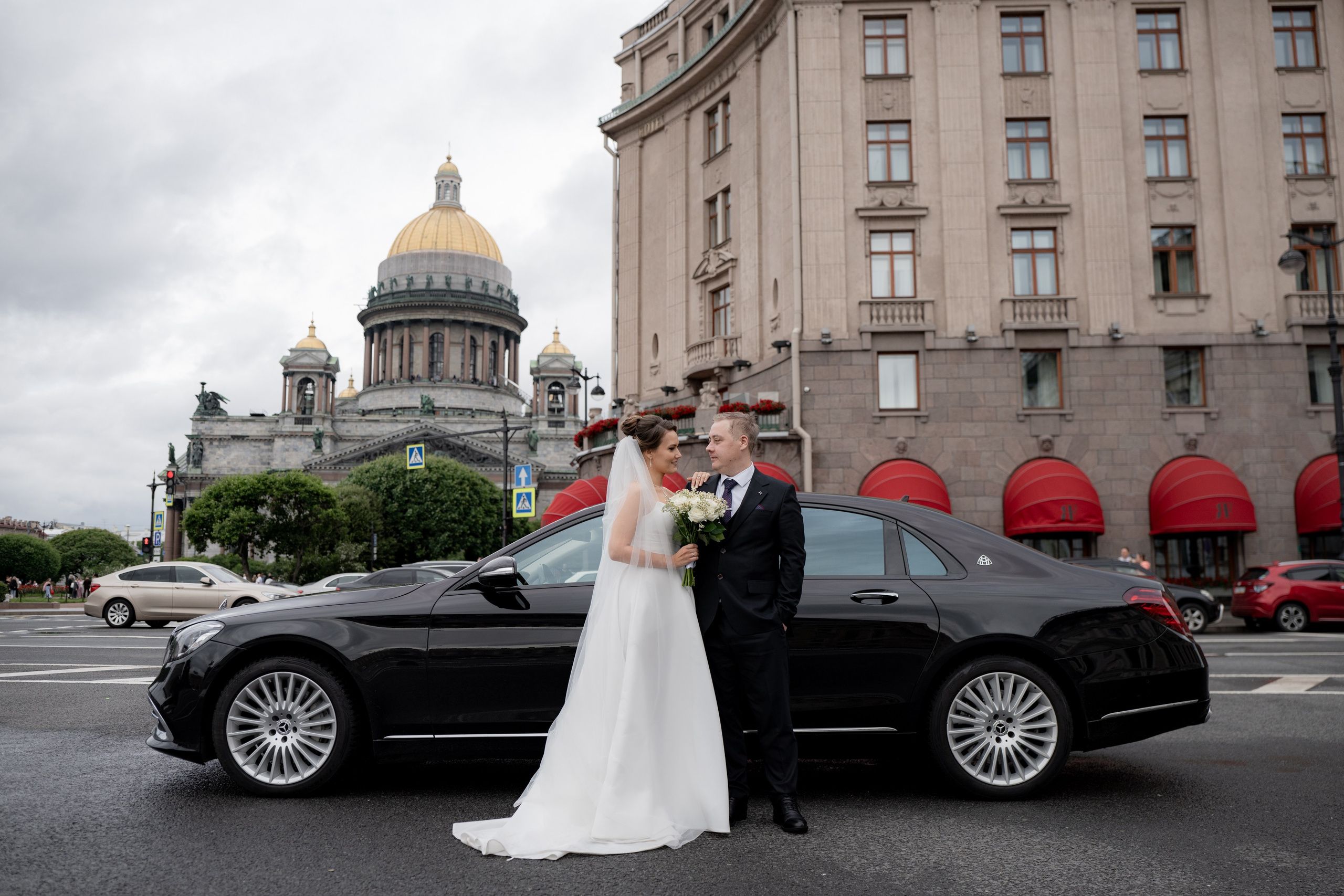 Красивые места для свадебной фотосессии летом в Санкт-Петербурге. Свадебный фотограф Александр Невский в Санкт-Петербурге