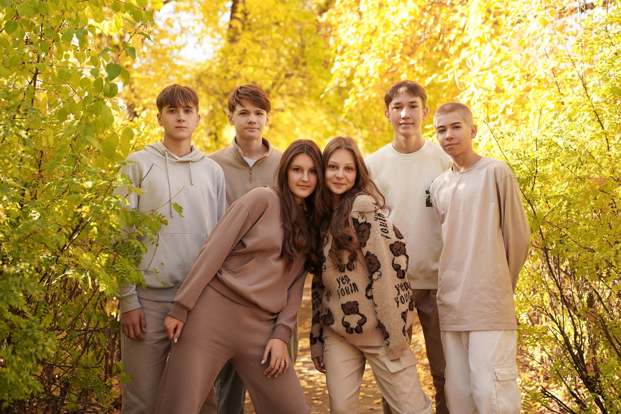 Осенняя фотосессия в бежевом стиле. Универс, 9Е. СИГМА | Студия выпускных альбомов Красноярск