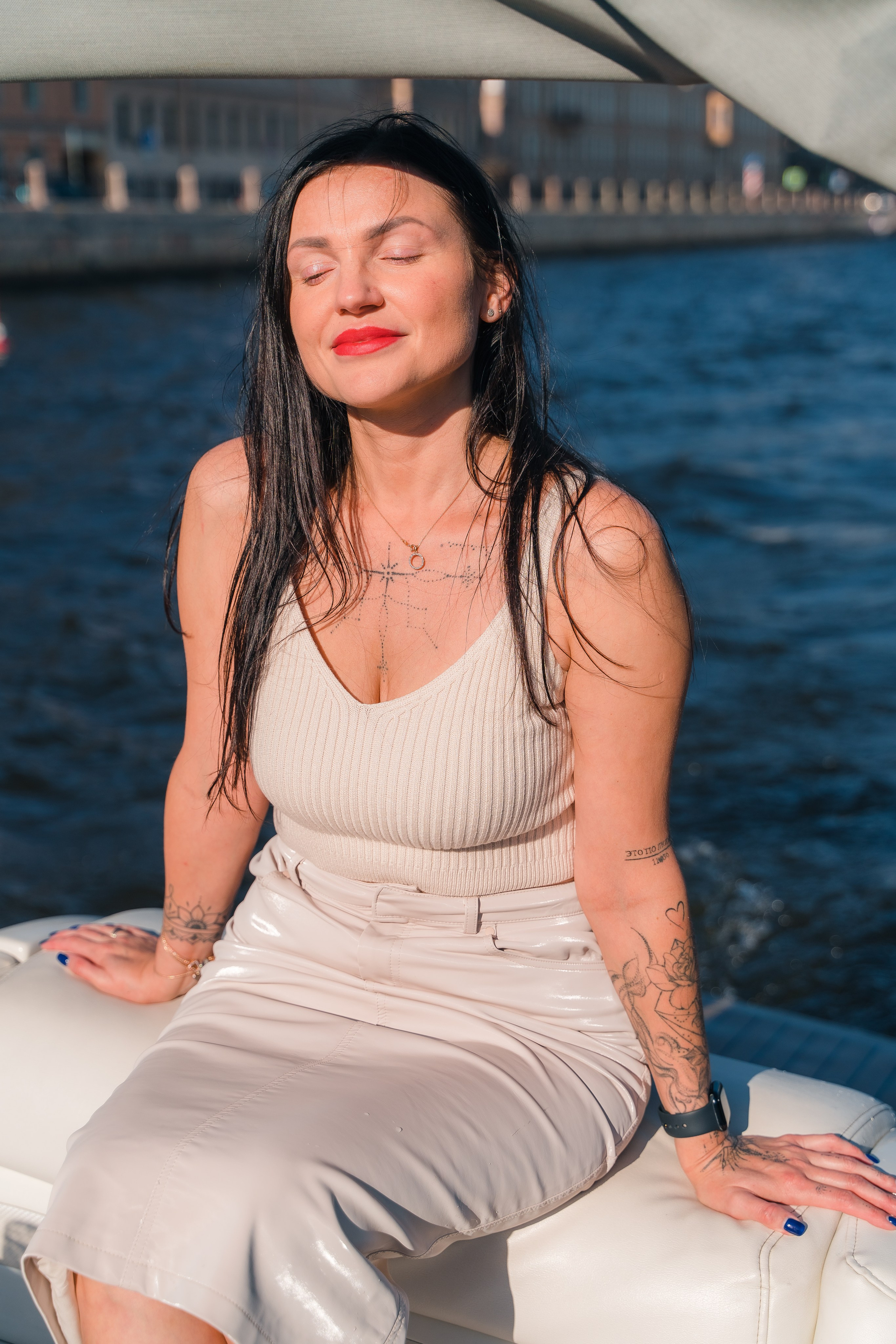 Фотосъемка девичника, встреча девушек, веселые женские портреты