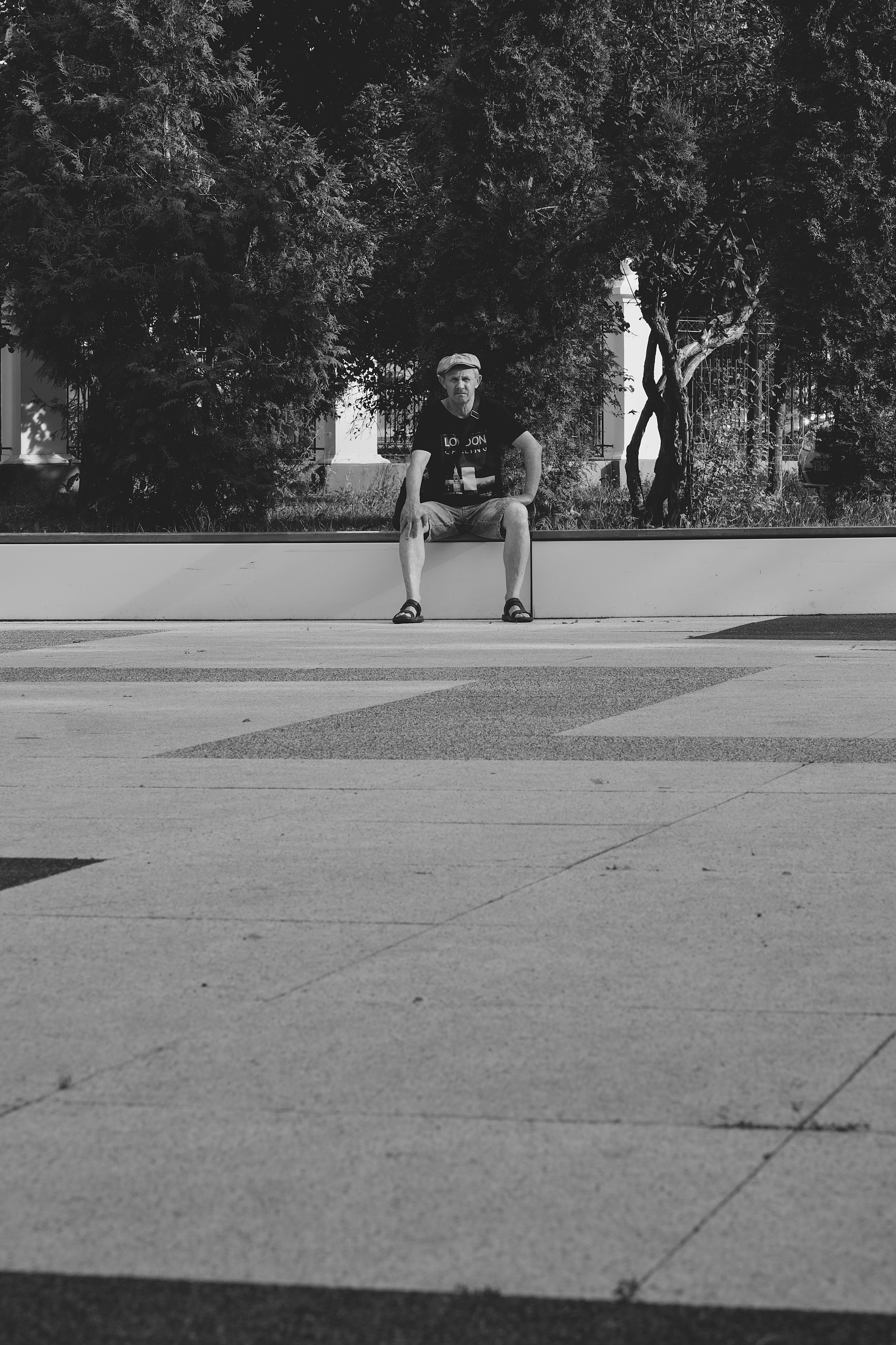 Мужчина на лавочке в сквере в Рязани