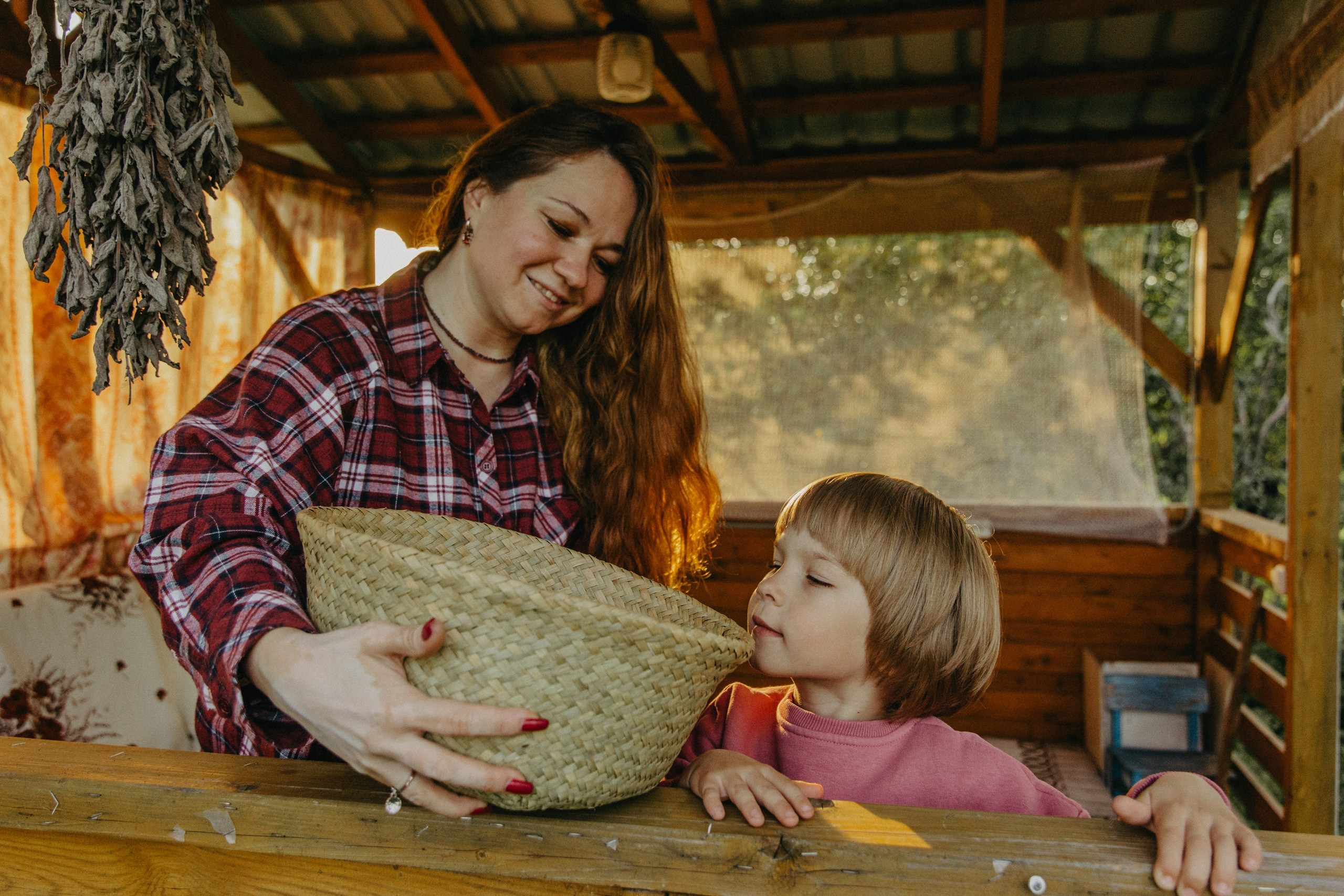 мама и сын на даче в яблонях, осень в Рыбинске