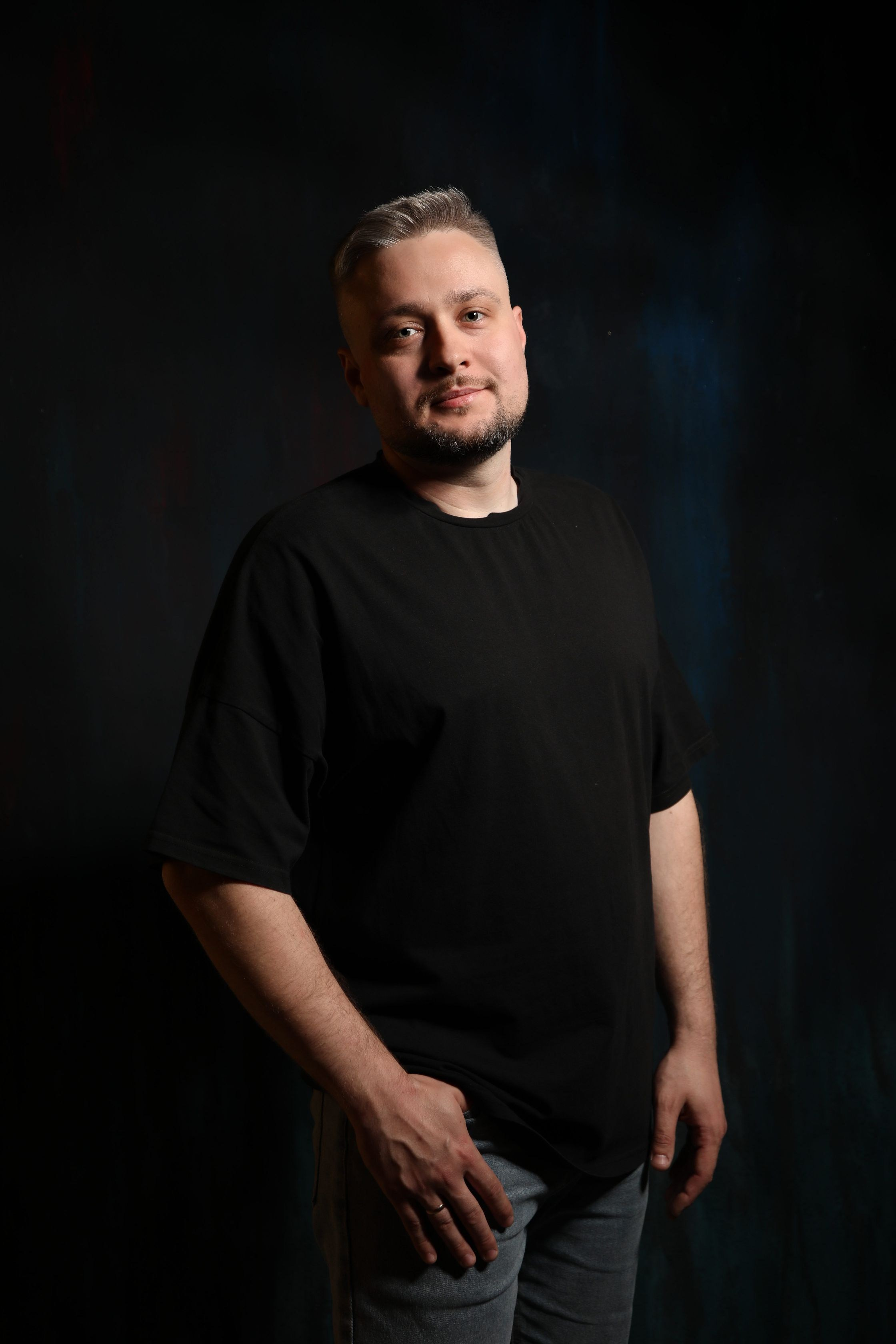 Профессиональная мужская фотосессия в Fotogen: Ваша история в кадре. Интерьерная фотостудия FOTOGEN г. Краснодар