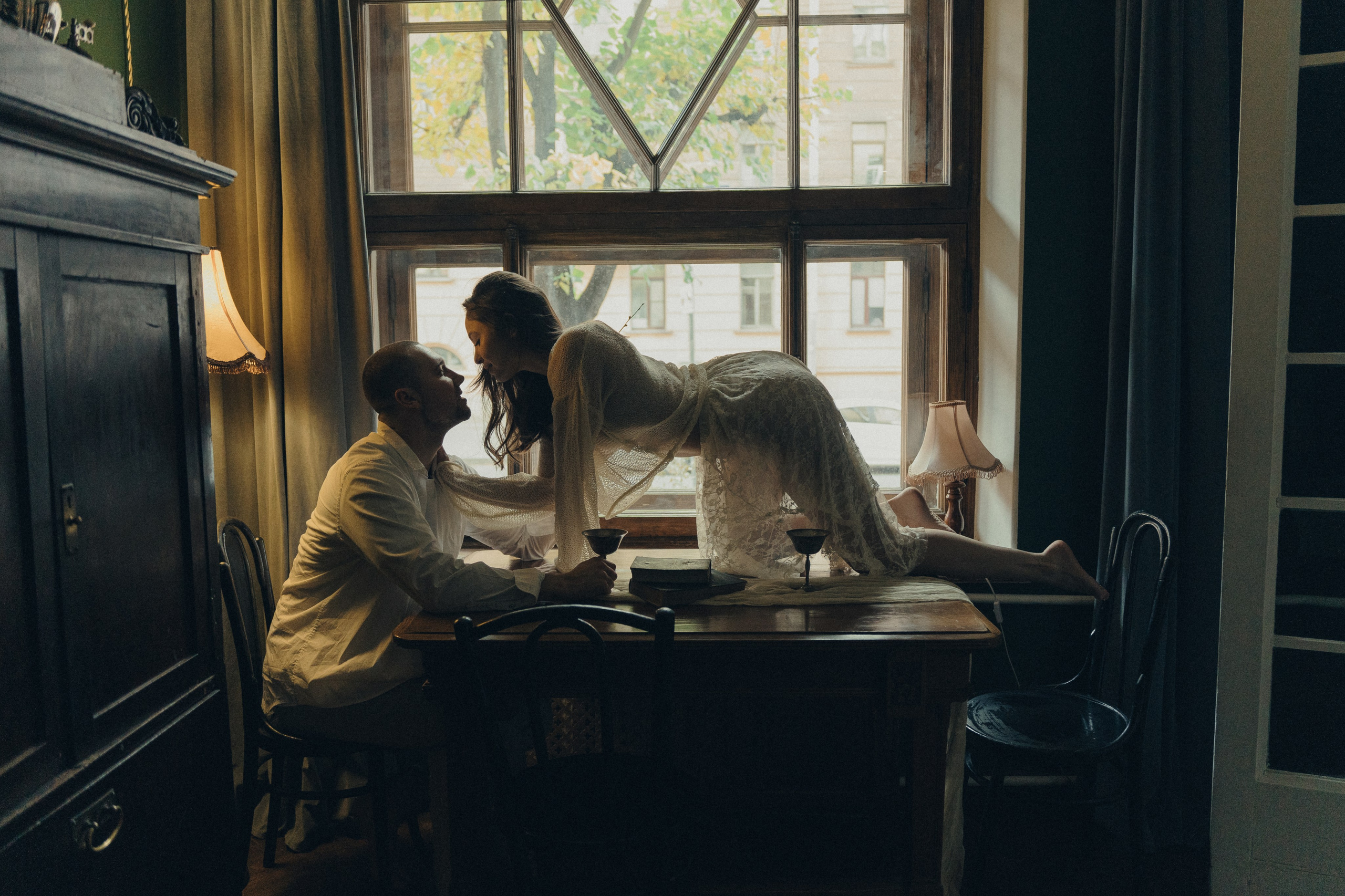 Парная фотосессия в студии. Фотосессия лавстори в Санкт-Петербурге. Живые атмосферный парные фотографии.