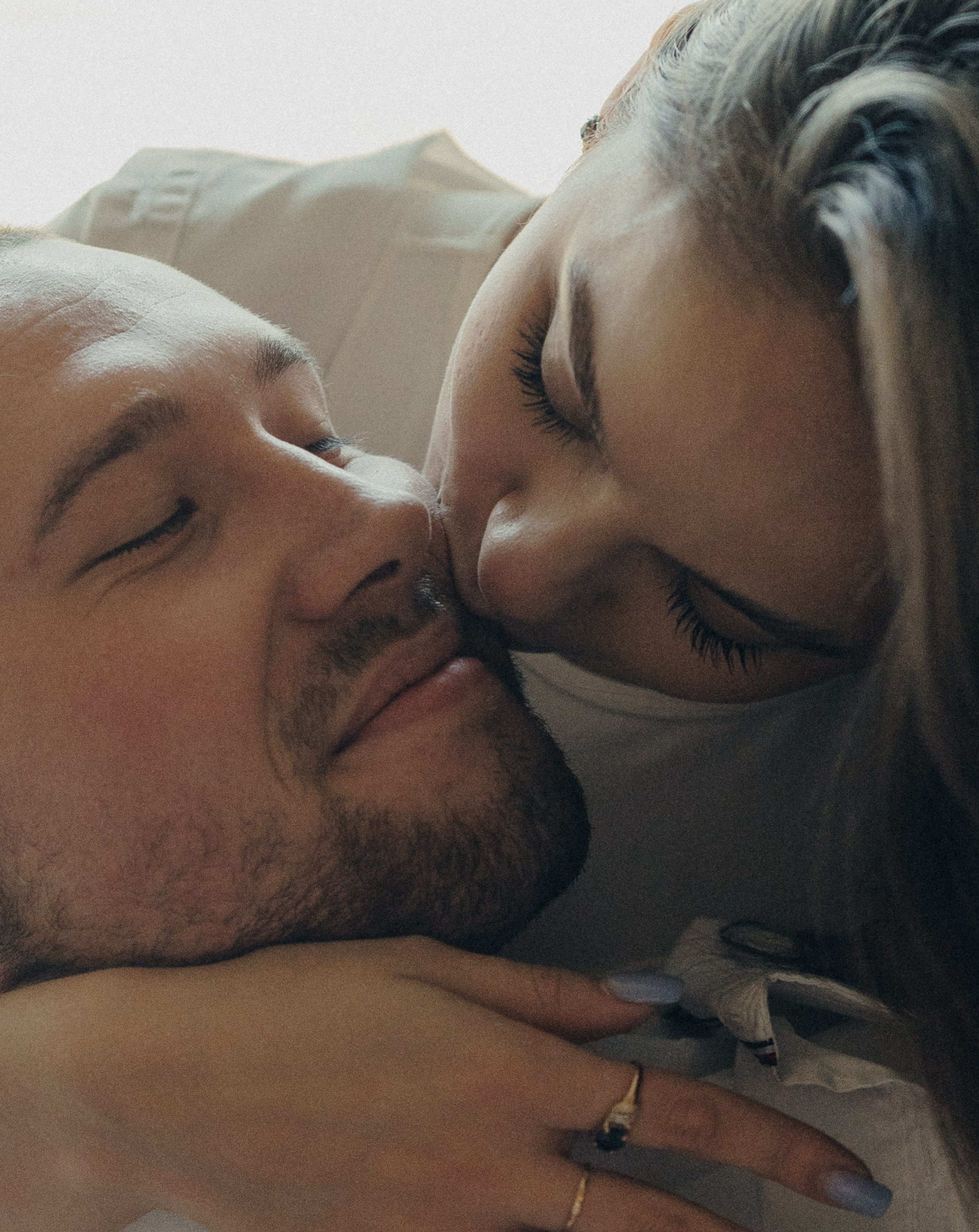 Парная фотосессия в студии. Фотосессия лавстори в Санкт-Петербурге. Живые атмосферный парные фотографии.