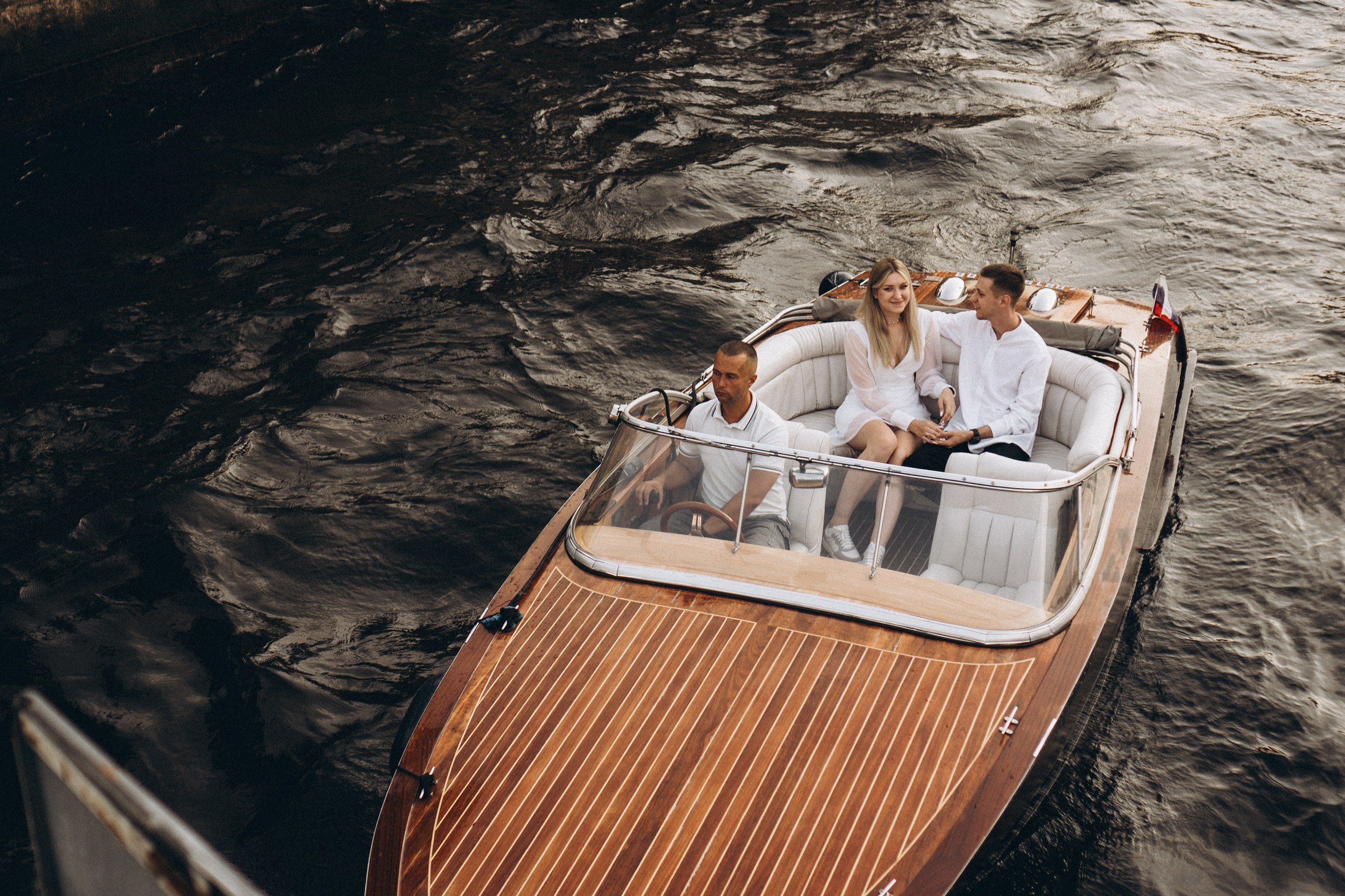 СВАДЕНБНАЯ СЬЕМКА НА КАТЕРЕ ПО КАНАЛАМ САНКТ-ПЕТЕРБУРГА И В АКВАТОРИИ НЕВЫ. Профессиональный фотограф, Санкт-Петербург — Виктория Богомолова