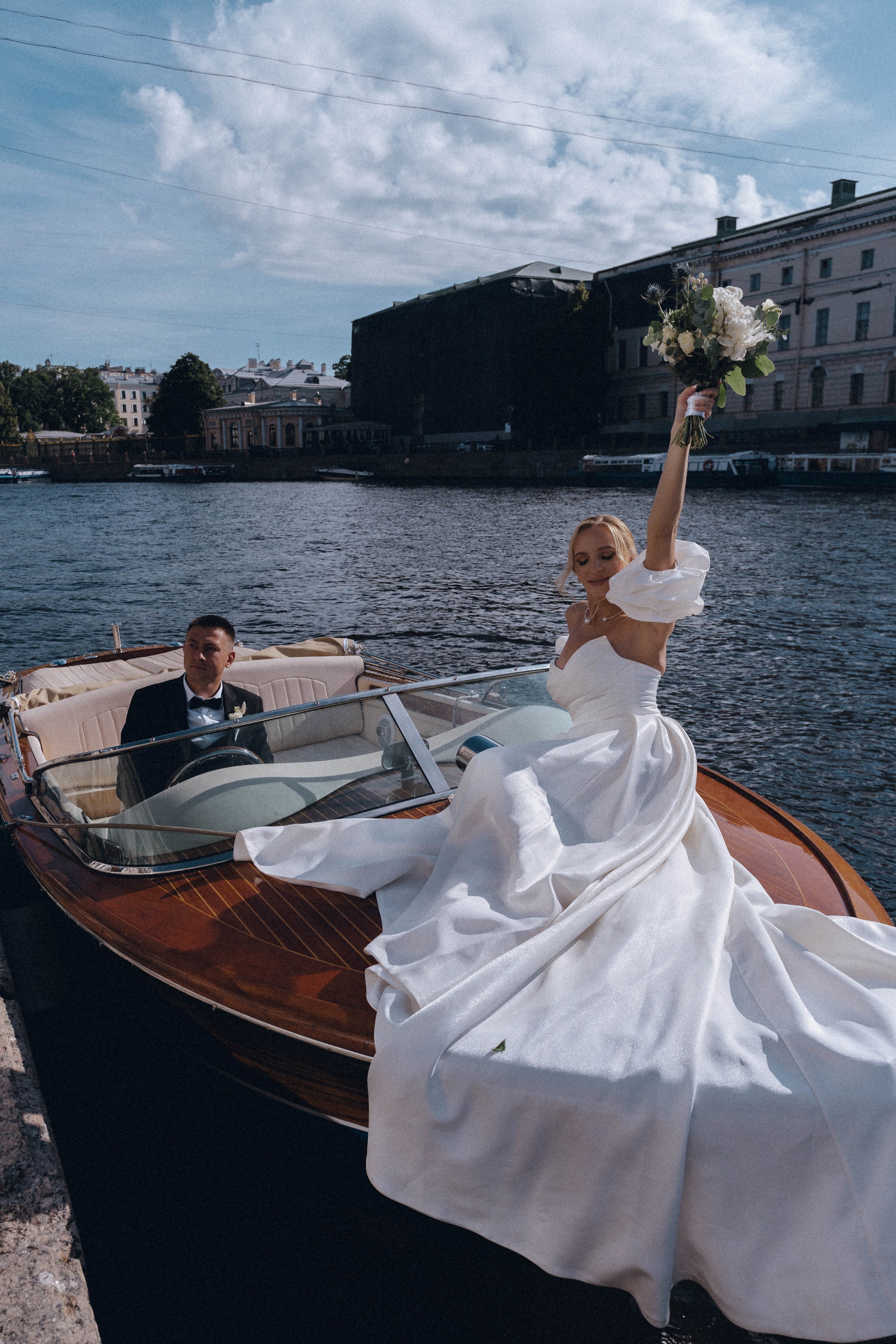 СВАДЕНБНАЯ СЬЕМКА НА КАТЕРЕ ПО КАНАЛАМ САНКТ-ПЕТЕРБУРГА И В АКВАТОРИИ НЕВЫ. Профессиональный фотограф, Санкт-Петербург — Виктория Богомолова