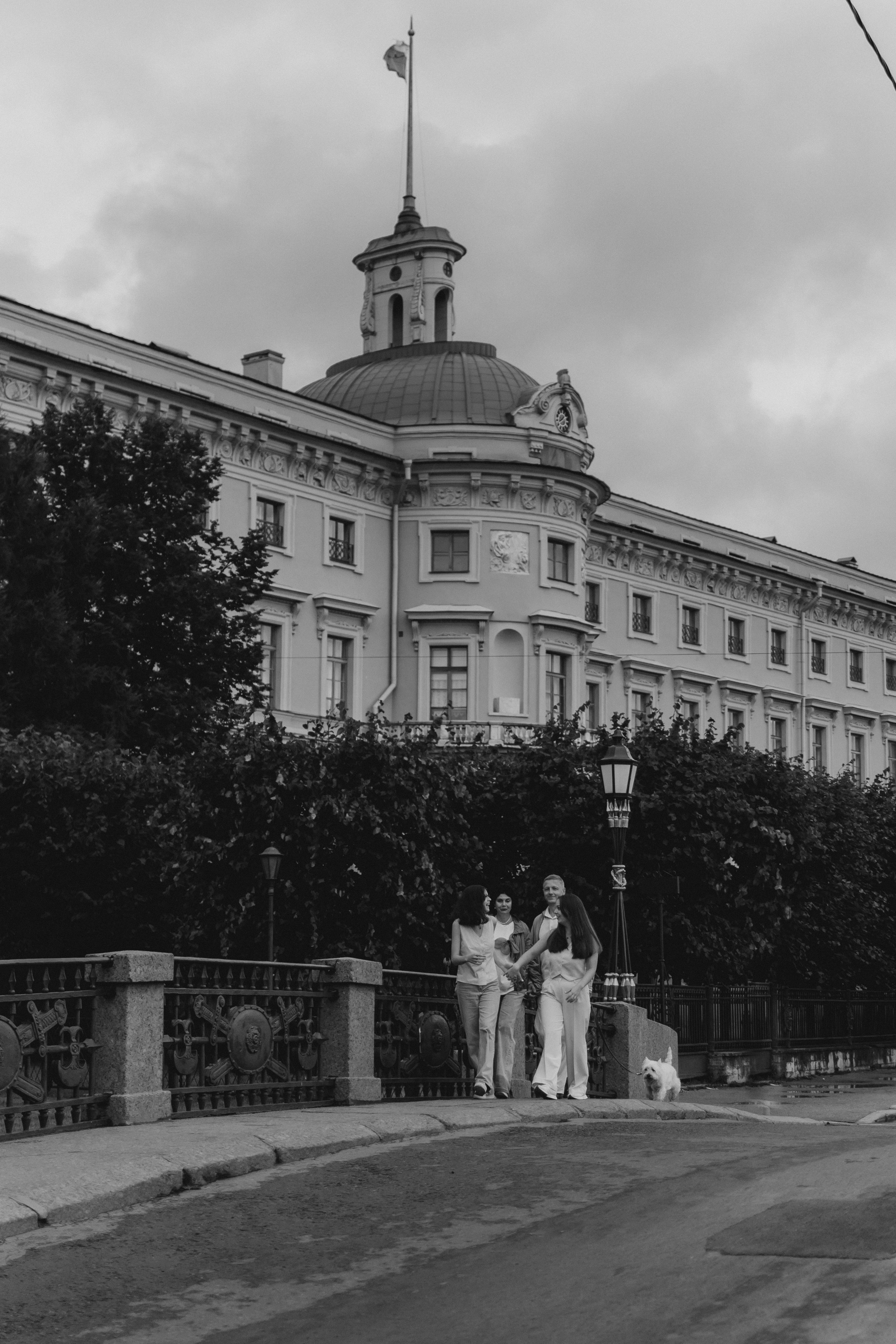 Моника, Мишель, Юлия, Дмитрий и песик Беня. Семейный, домашний, ньюборн фотограф Москва Цветкова Елизавета