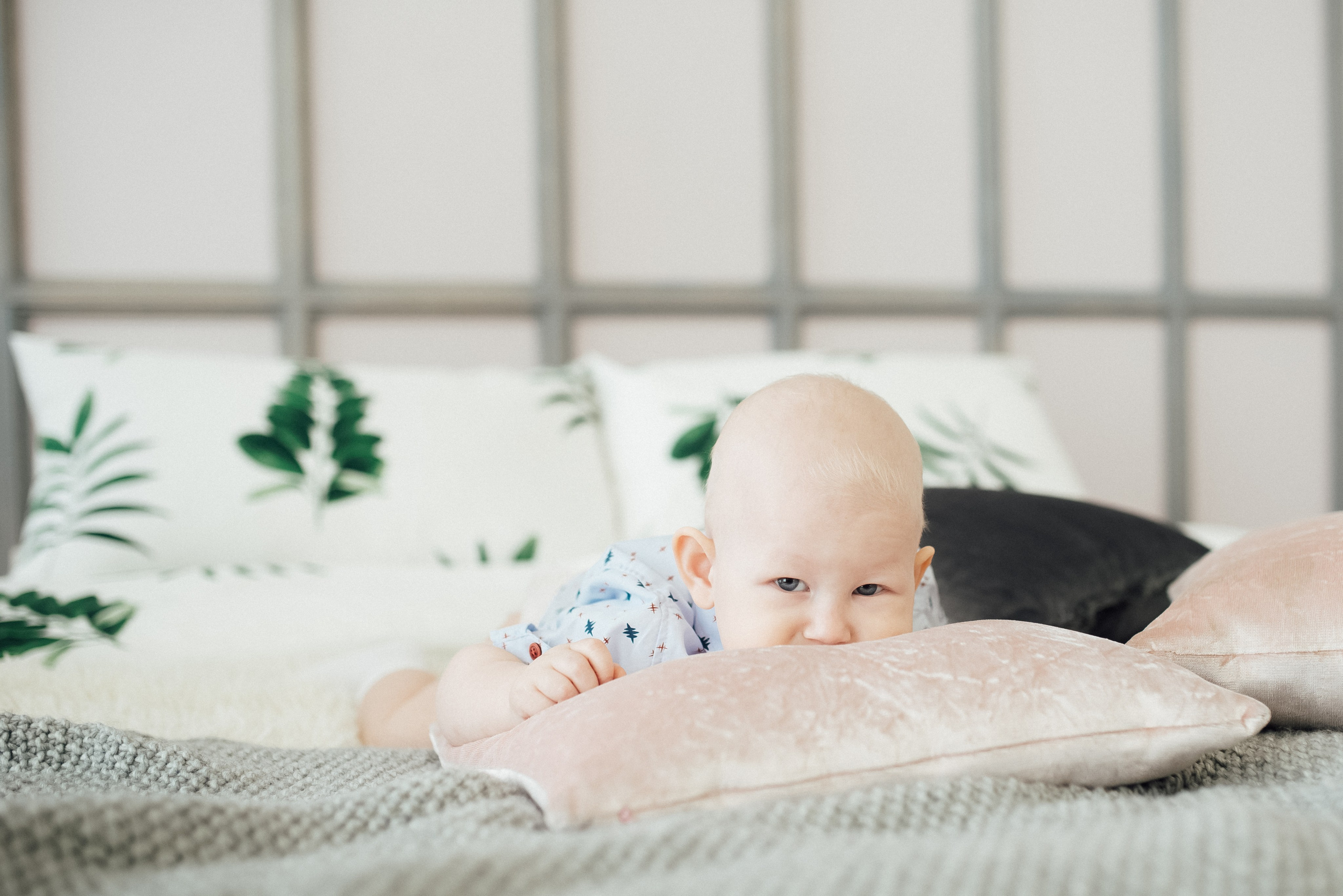 Портрет малыша на первый день рождения, нежная семейная фотосессия в студии, фотограф Василий Дан