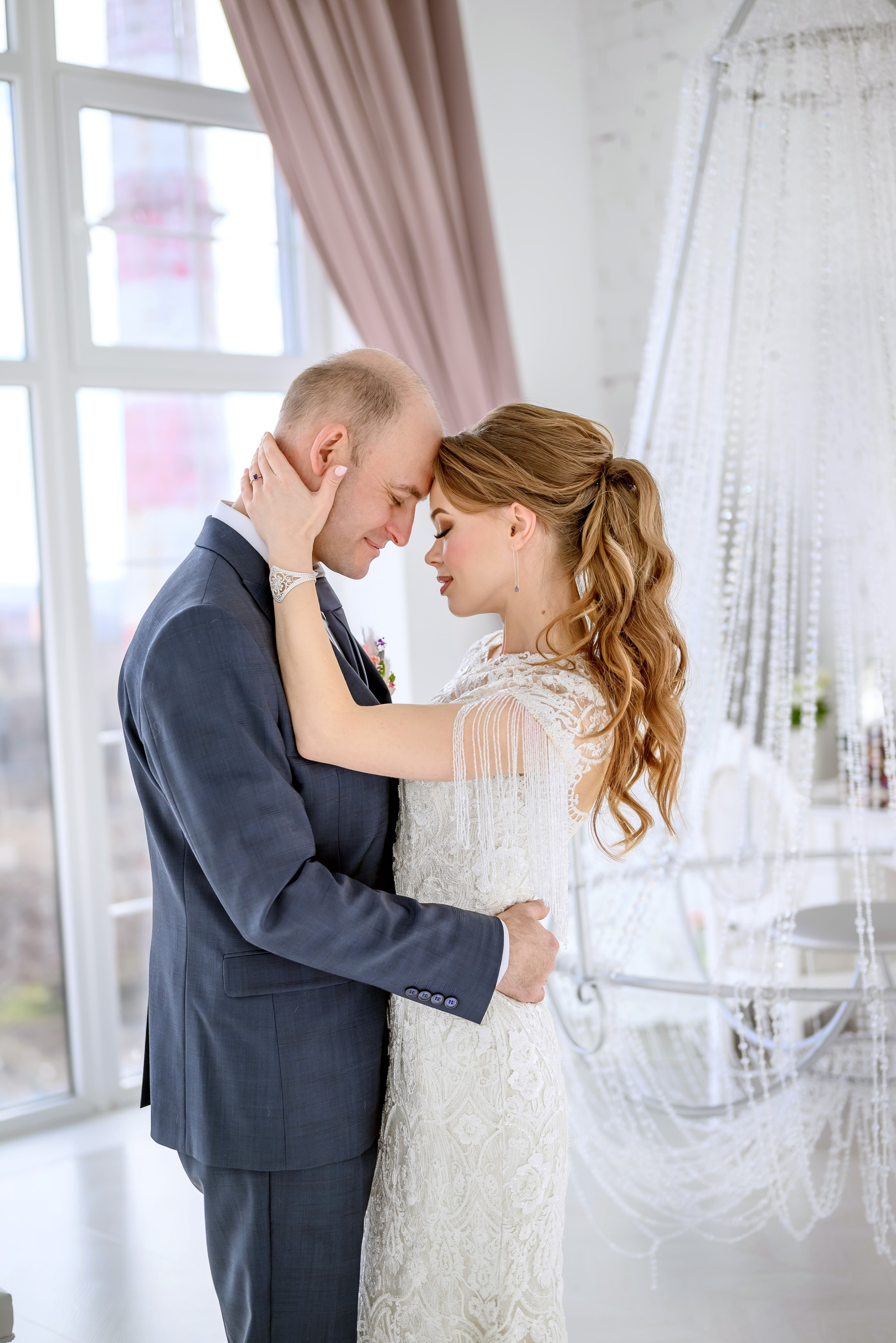 Свадебная фотосессия в залах фотостудии Аврора. Юлия Басня семейный и свадебный фотограф в Донецке