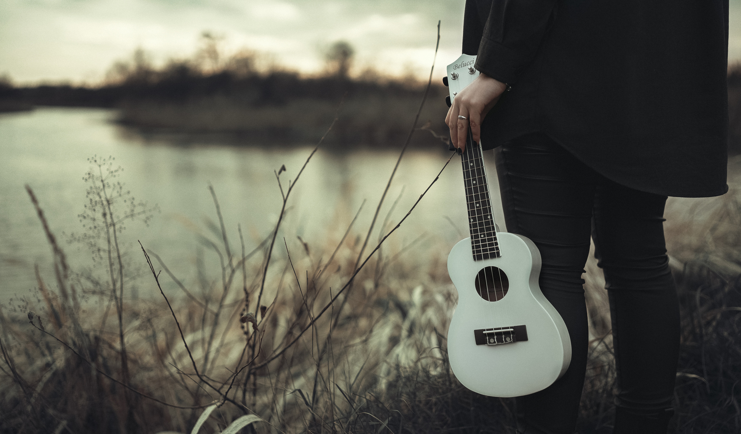 Девочка держит рукой берет белую укулеле. Фотография Романа Яковенко