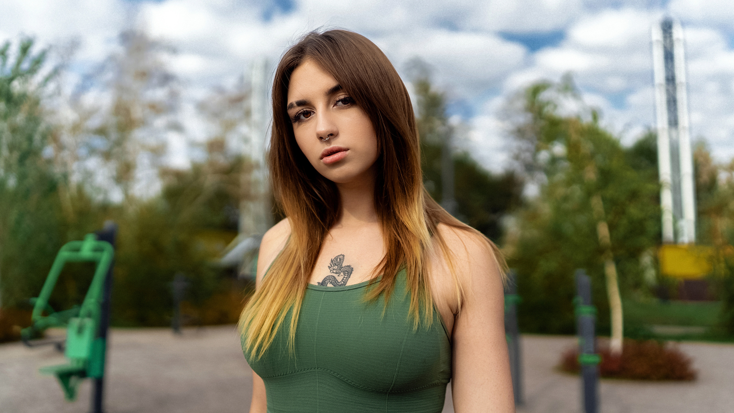 Портрет стройной спортивной девушки в зеленом топе