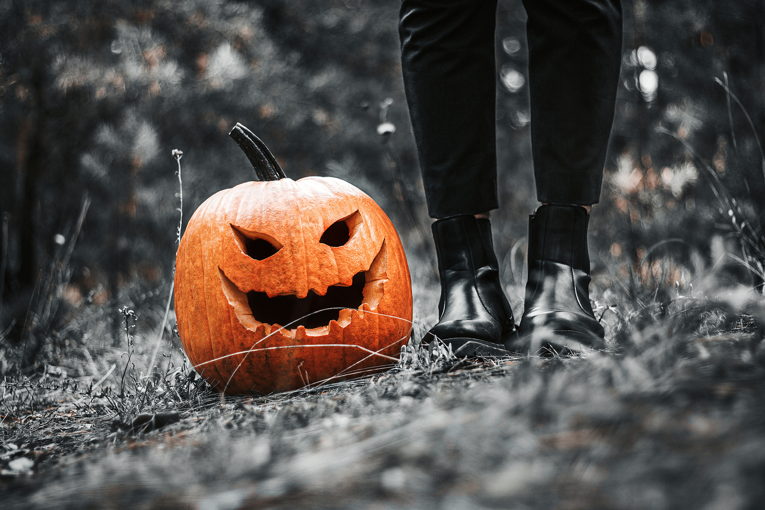 маска тыквы стоит у ног. Фотограф Роман Яковенко