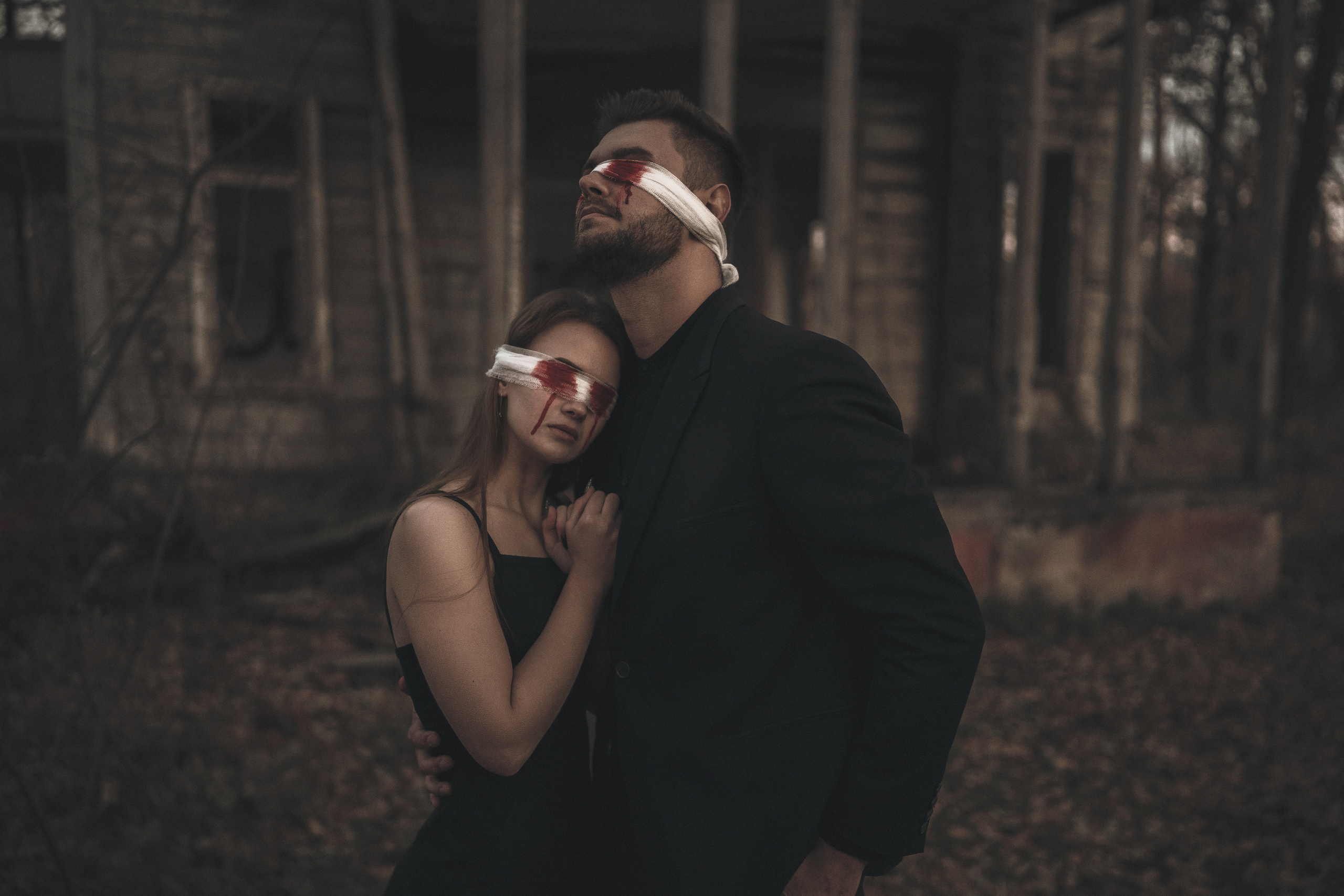 Девушка и парень с повязкой на глазах стоят в обнимку. Фотограф в городе Воронеже