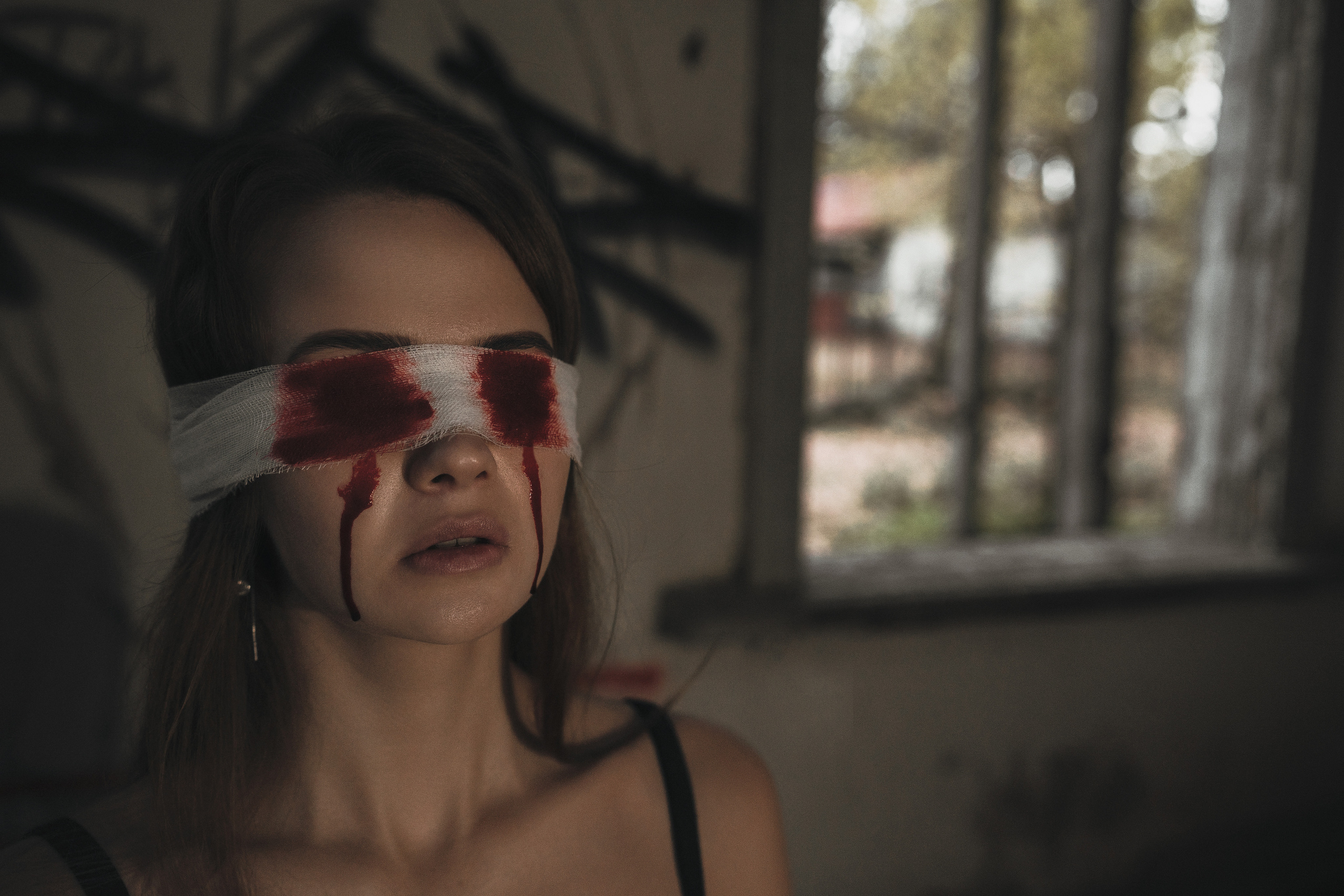 Девушка с кровавой повязкой на глазах. Фотография Романа Яковенко