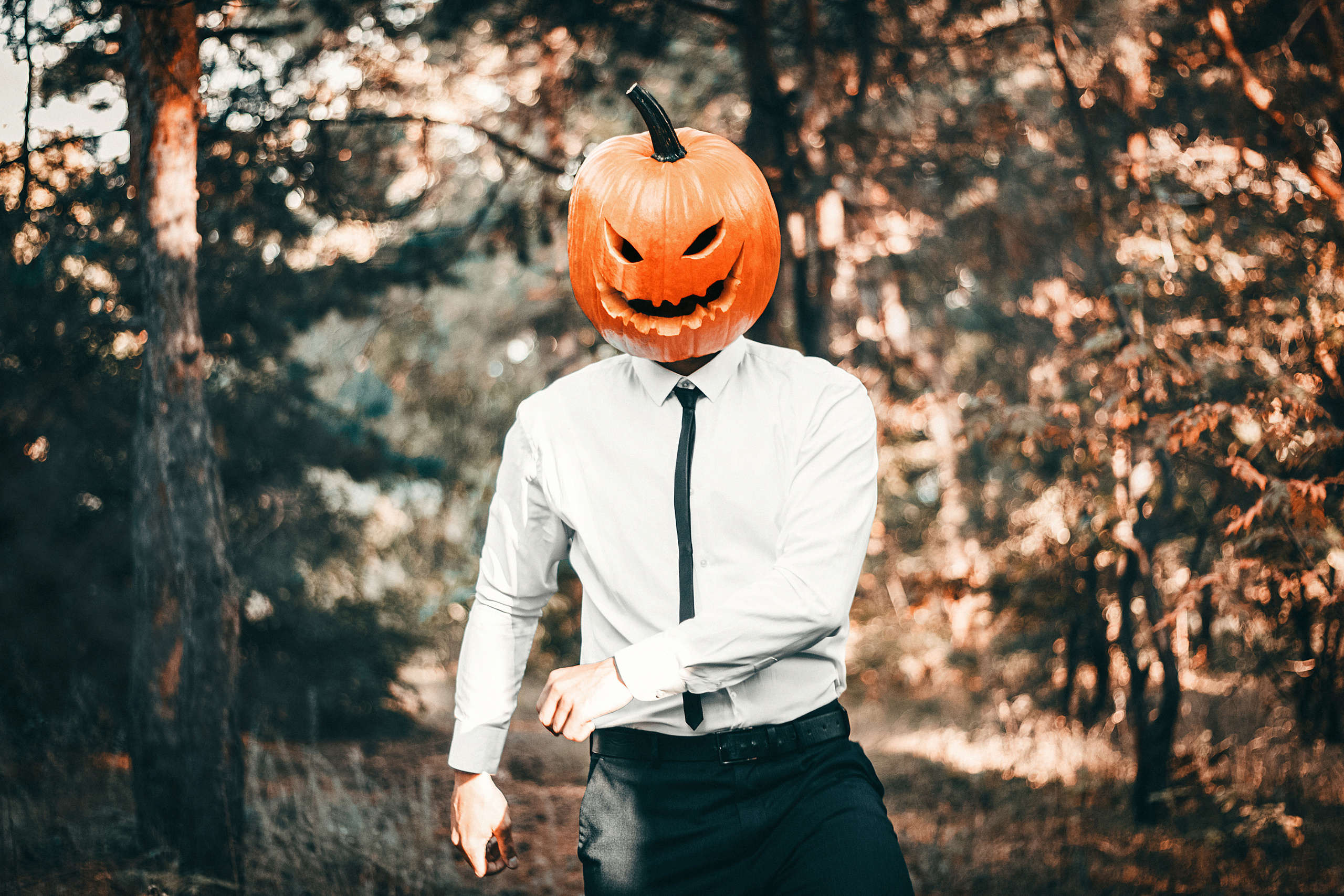 Парень в рубашке в маске тыквы идет к нам. Фотография Романа Яковенко