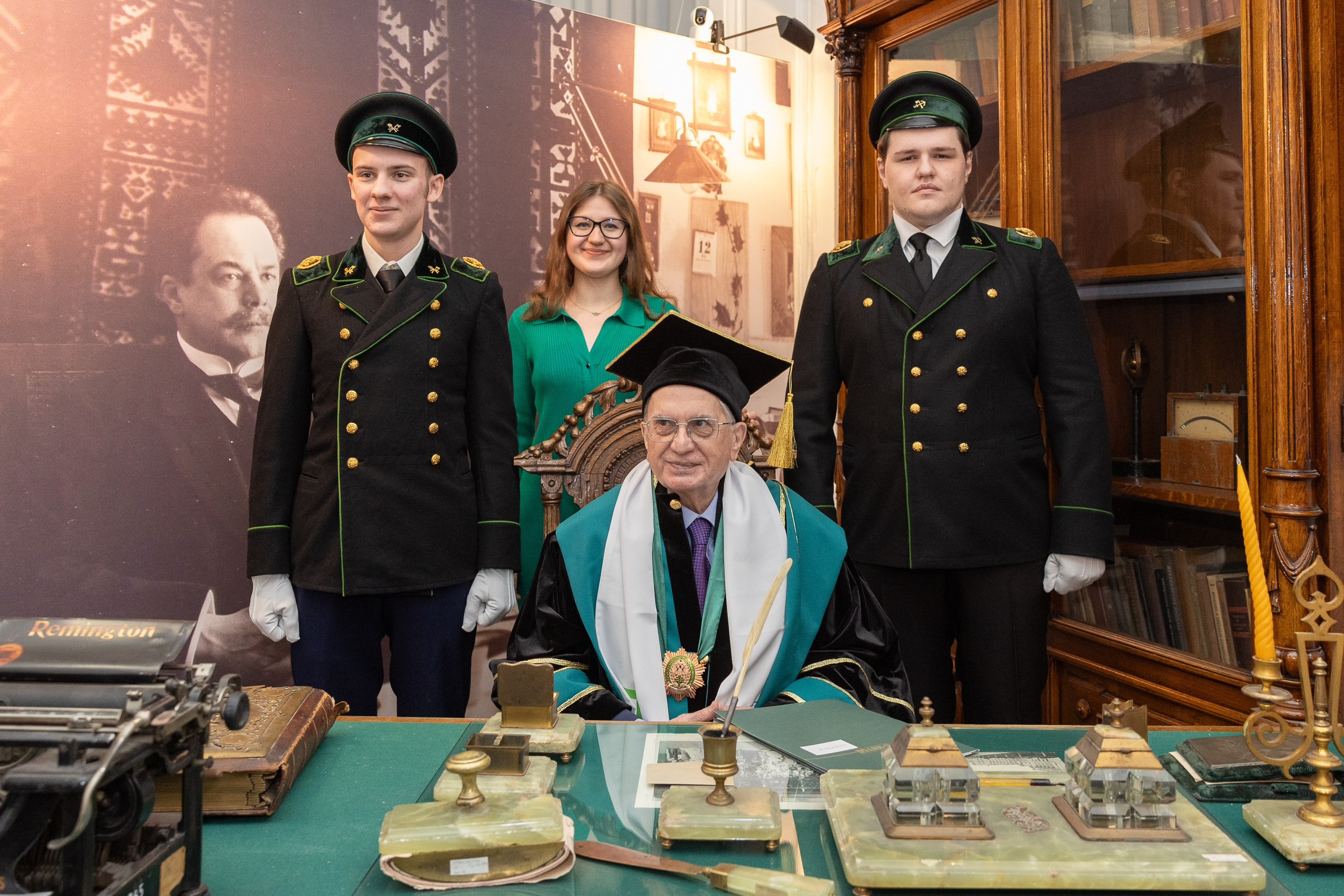 Вручения Мантия Почётного доктора директору Эрмитажа Михаилу Пиотровскому. Cup of Bib