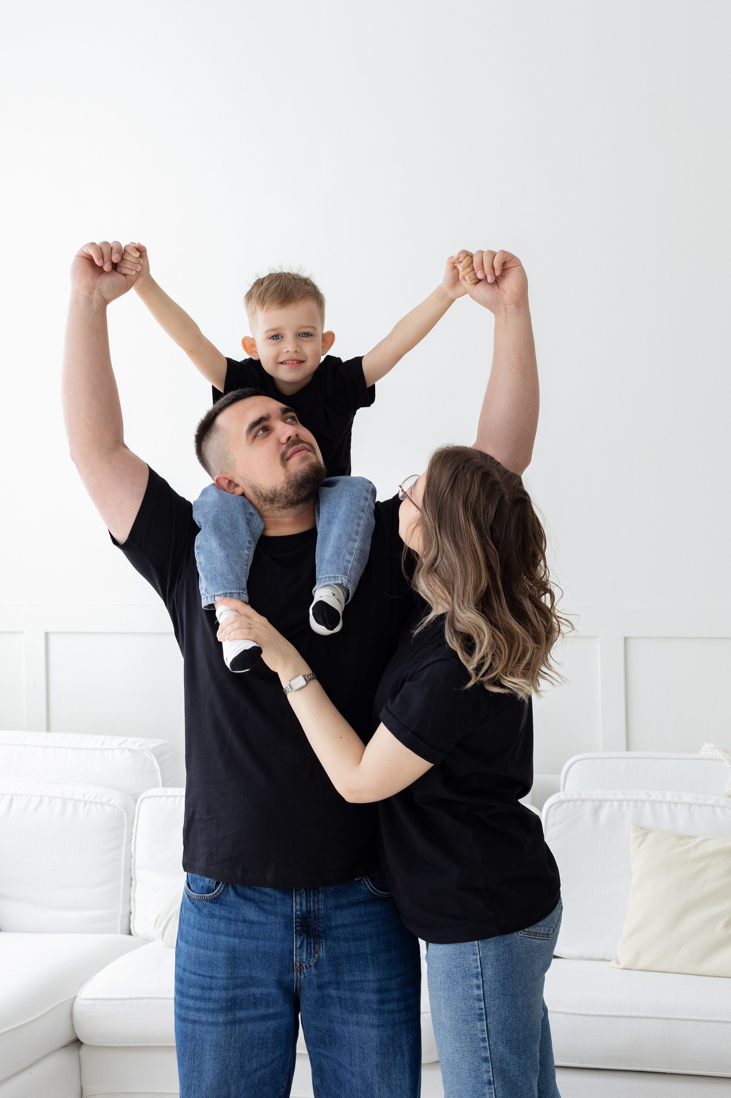 Семейная фотосессия в студии (Михаил, Крестина и Макар). Женский фотограф в Орске Новотроицке Динара Долганова