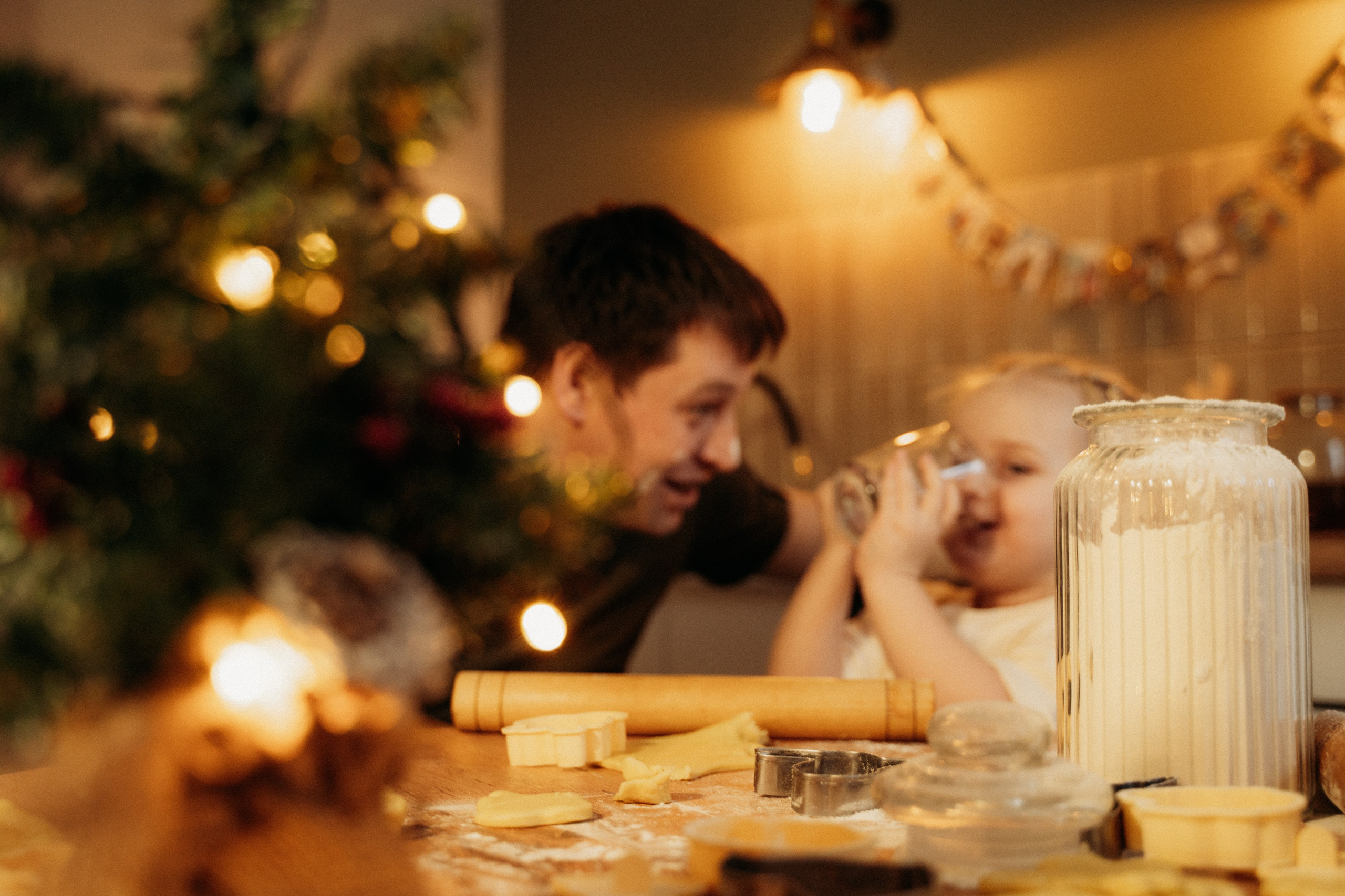 Семья на кухне