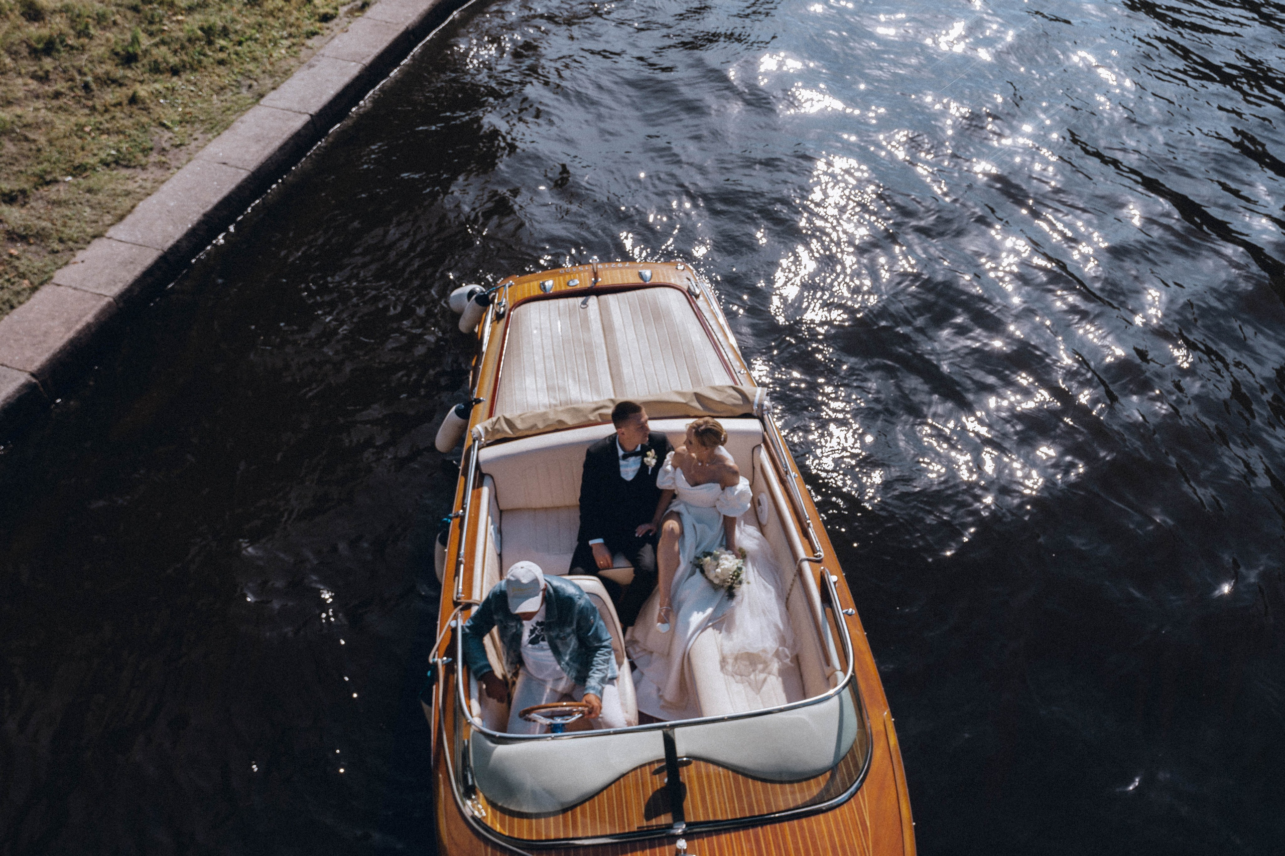 СВАДЕНБНАЯ СЬЕМКА НА КАТЕРЕ ПО КАНАЛАМ САНКТ-ПЕТЕРБУРГА И В АКВАТОРИИ НЕВЫ. Профессиональный фотограф, Санкт-Петербург — Виктория Богомолова