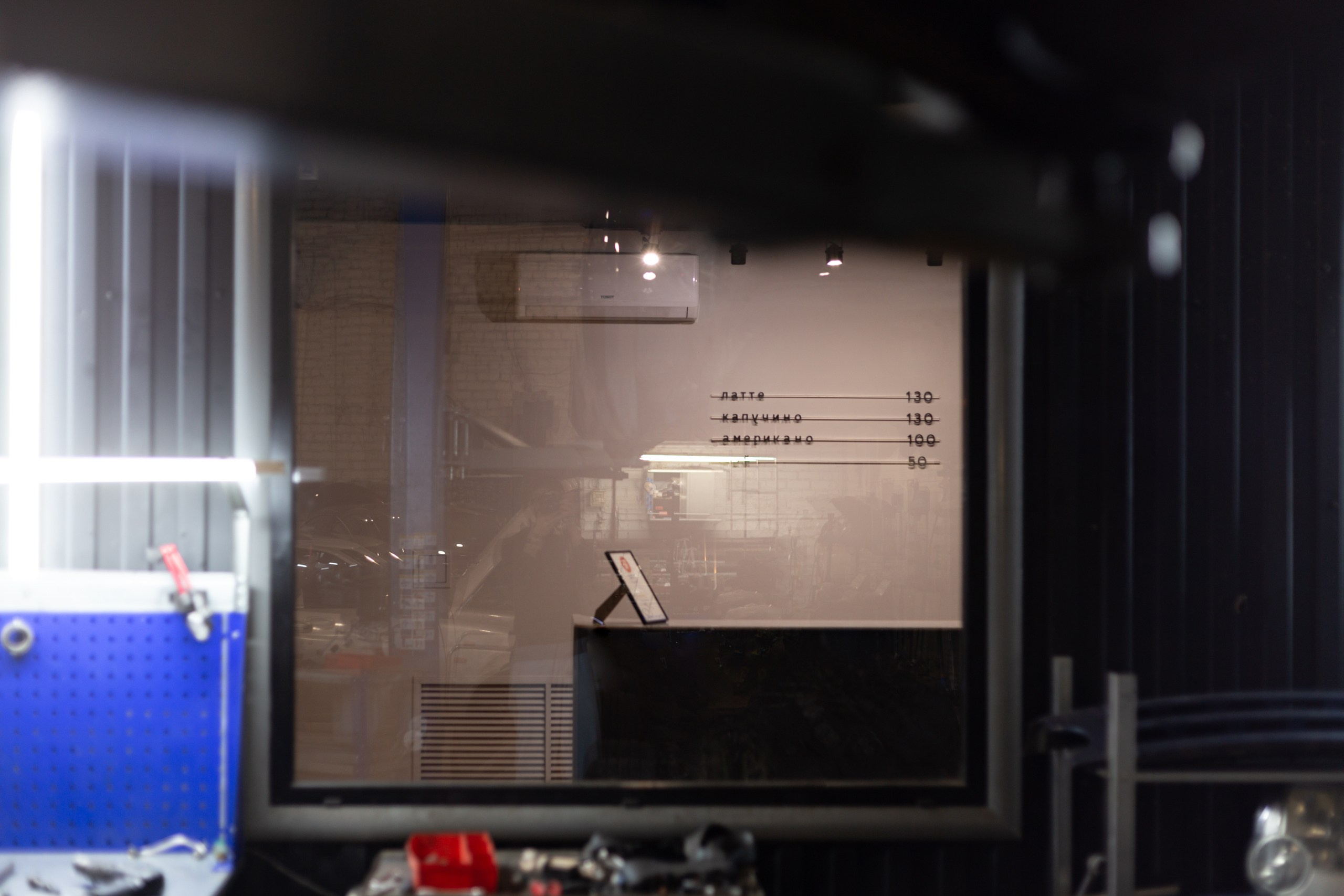 Вид на кофейню через стекло.