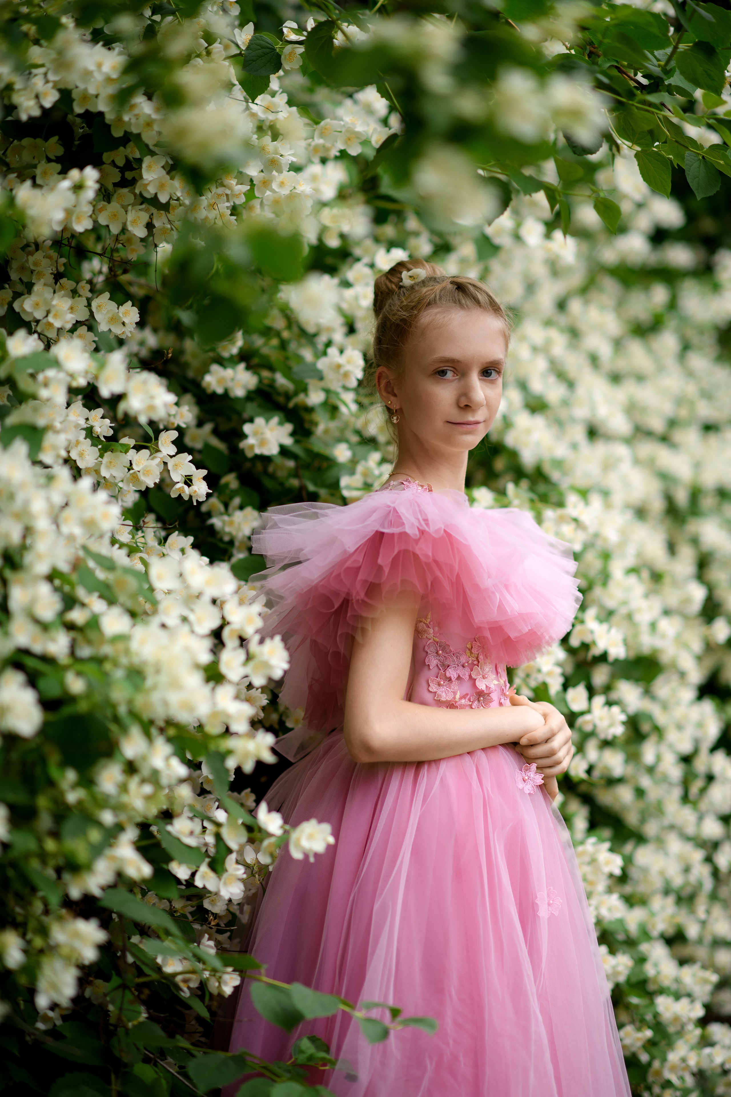 В цветущем чубушнике в саду имени Баумана. Главная