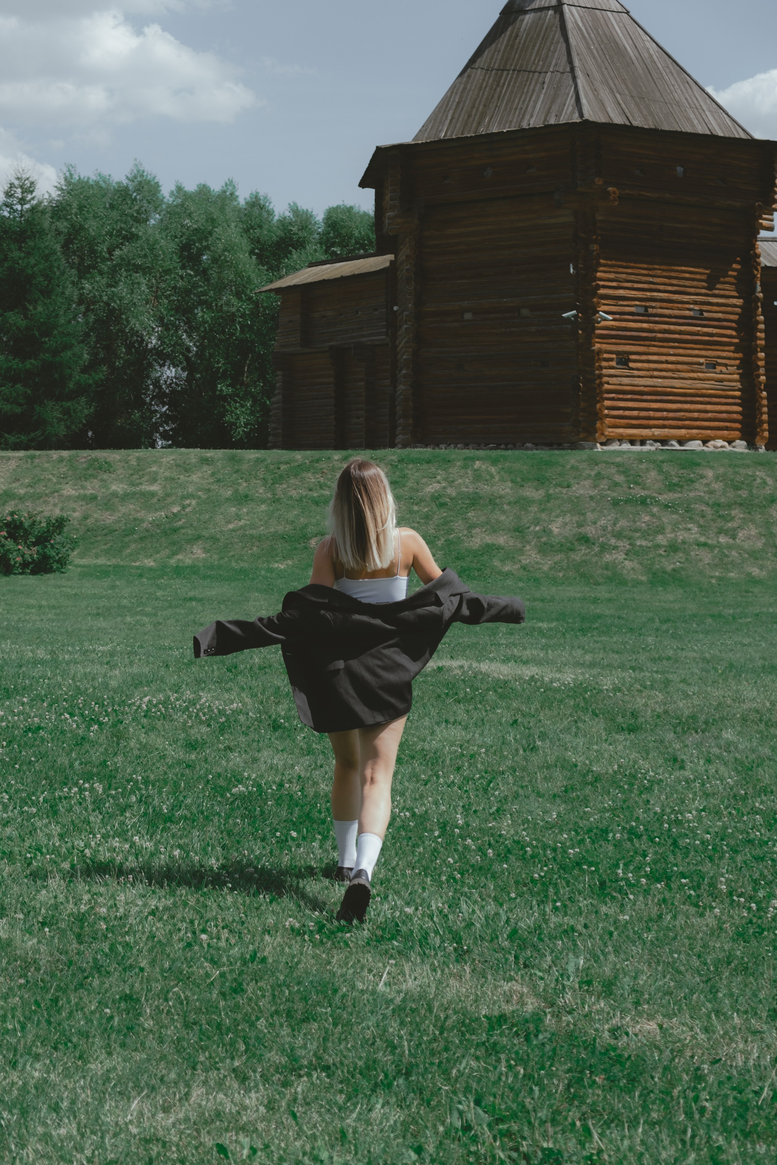 Пиджак и деревянная церковь. Мари — фотограф и видеограф из Москвы