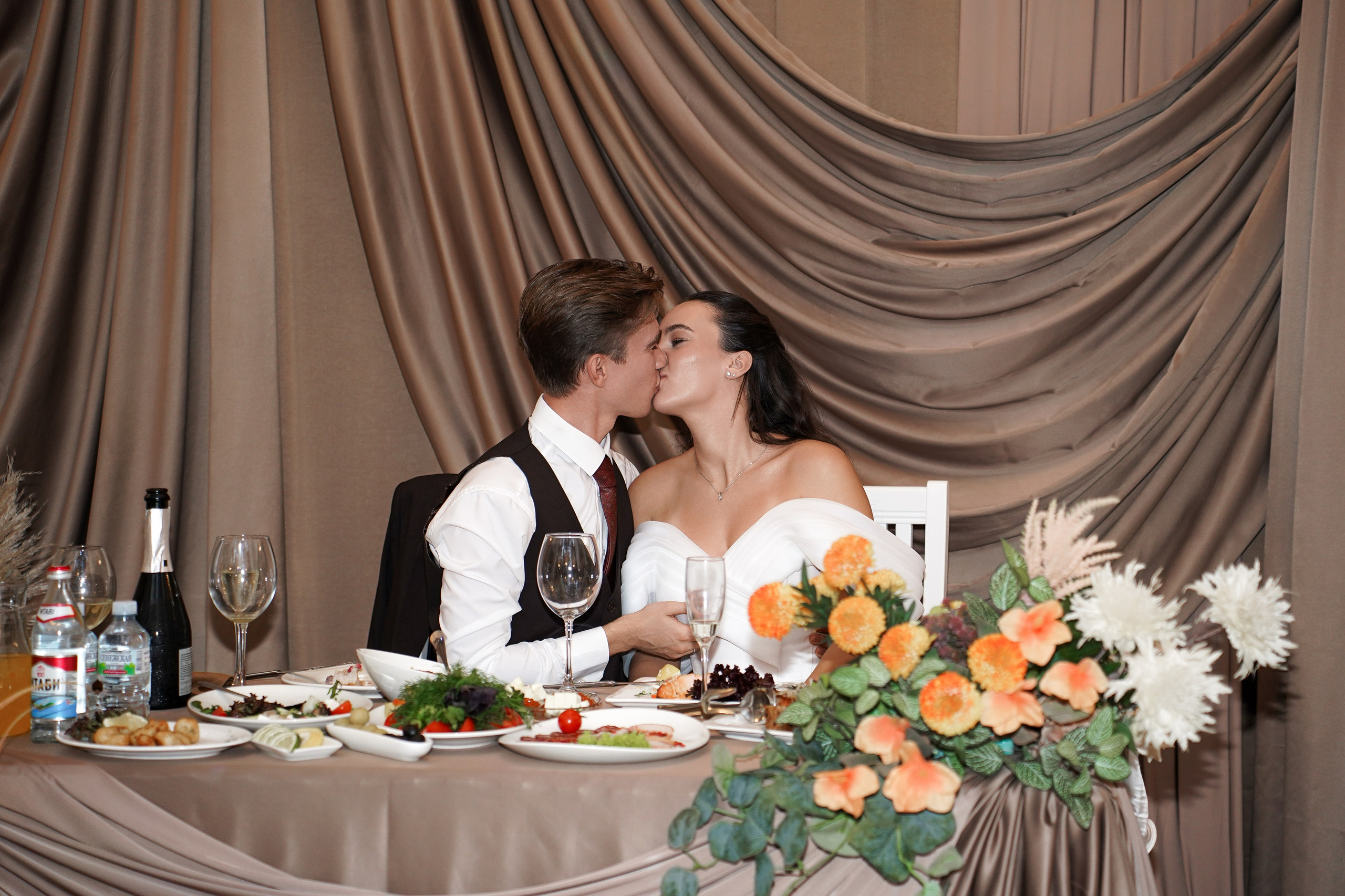 Свадебный банкет в беседке. Свадебный фотограф в Ростове-на-Дону. Таинство Крещения и Венчания, семейные фотосессии. Алёна Чёботова