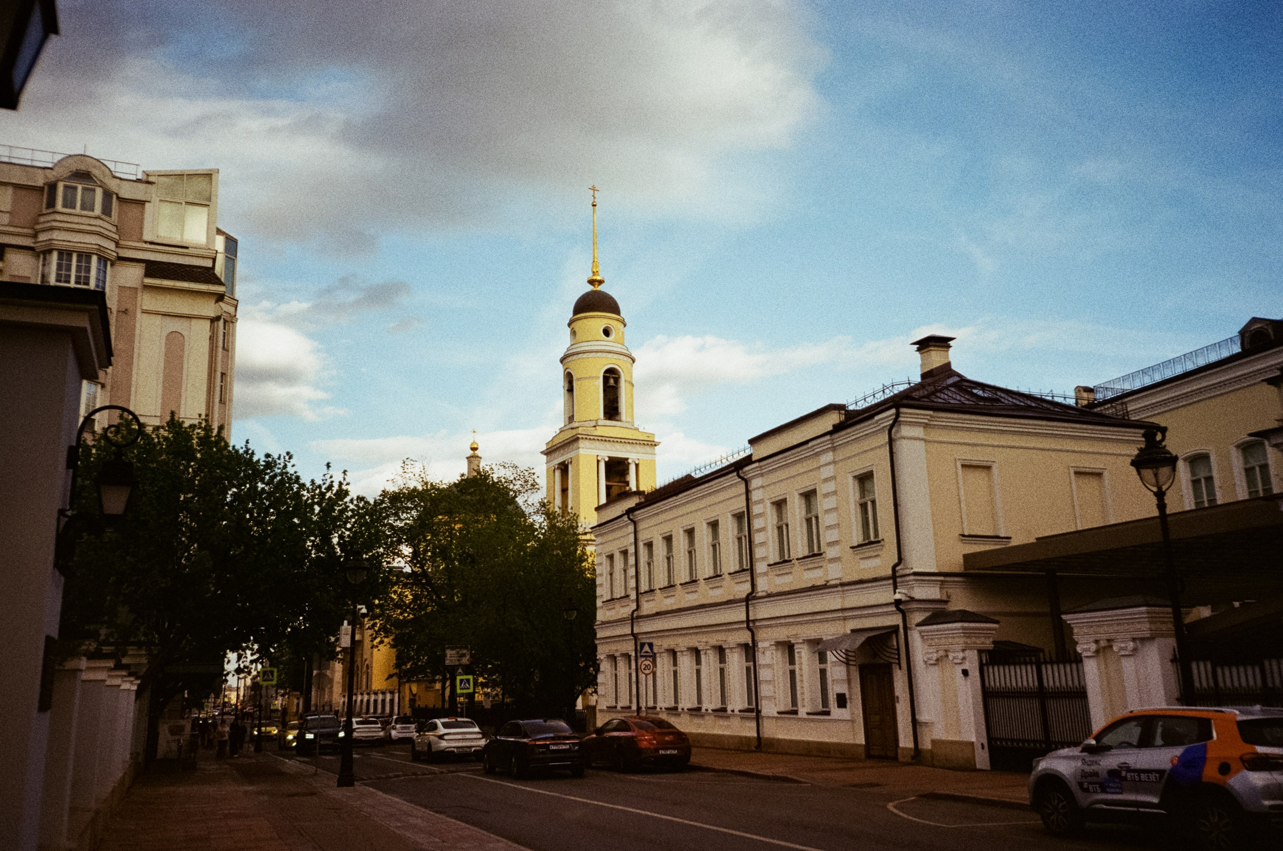 Ул. Малая и Большая Никитская | Ricoh R1 | Fujifilm Fujicolor C200
