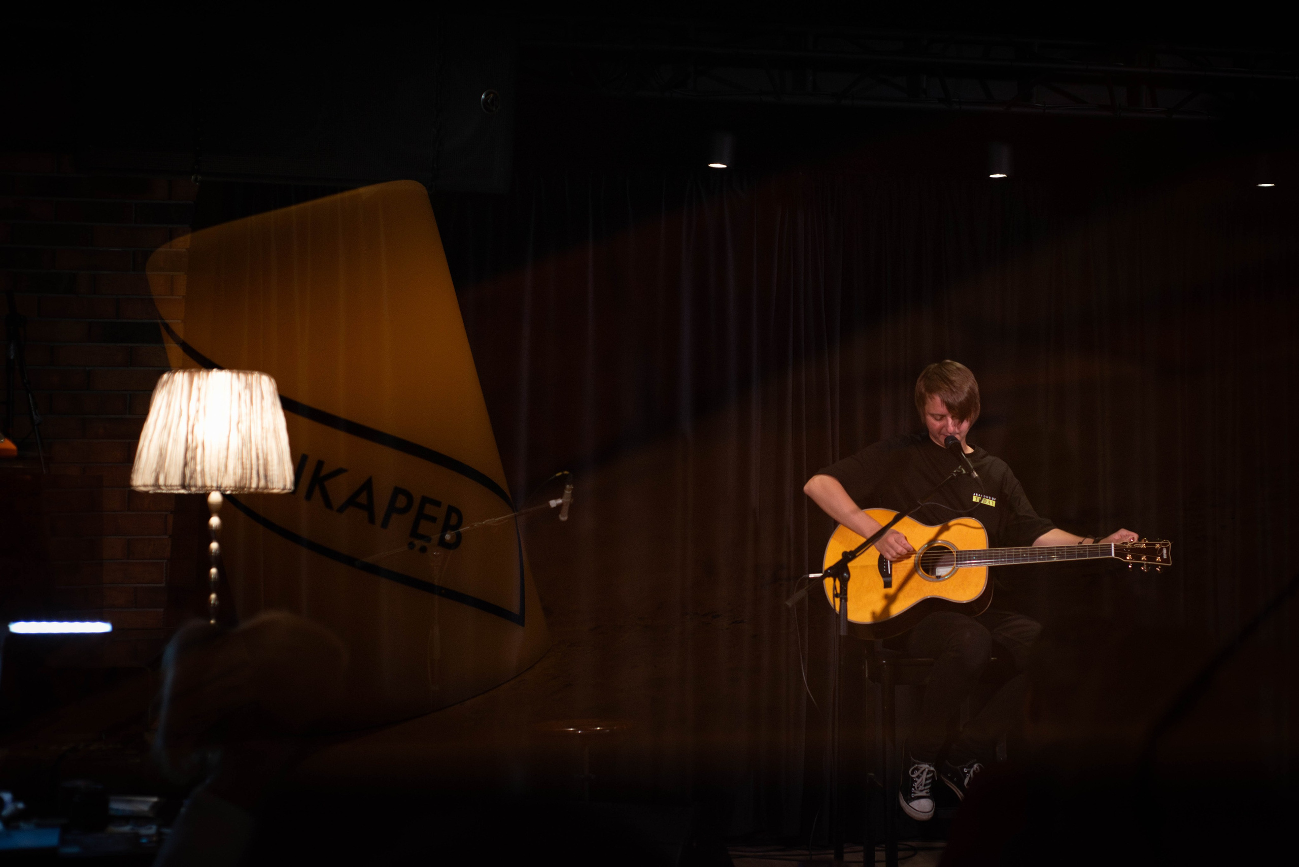 Лёва Сазонов (1 августа 2024 года, Москва, арт-кафе Пушкарёв). Фотограф Светлана Блинова, Москва и Московская область