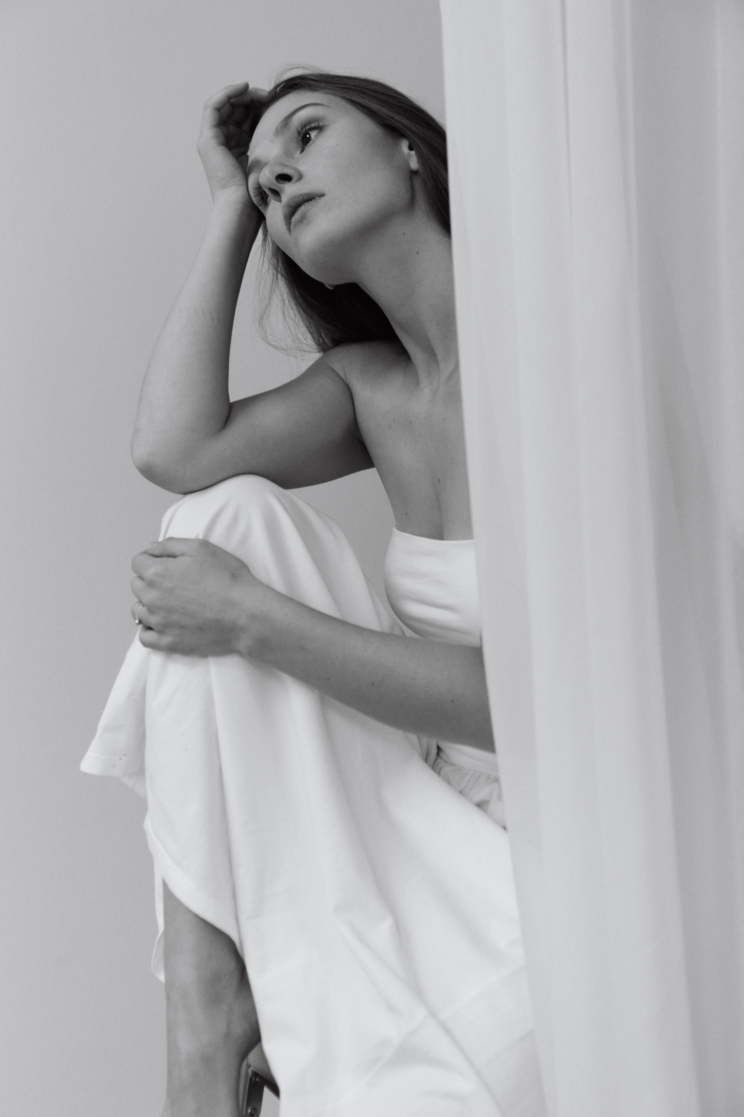 нежная и минималистичная женская фотосессия в студии в Москве